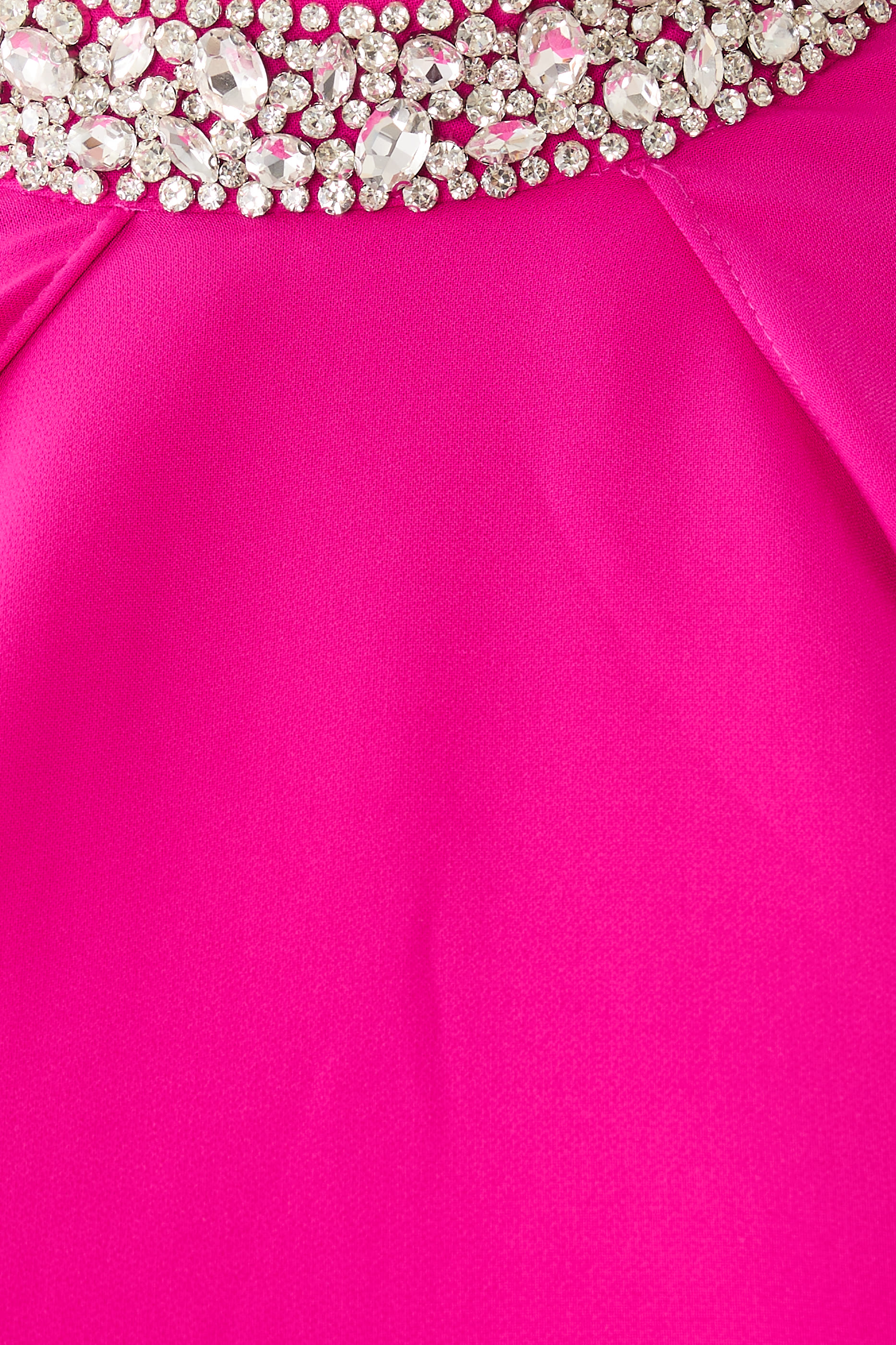 فستان سهرة بياقة عالية وكاب مرصعة بأحجار