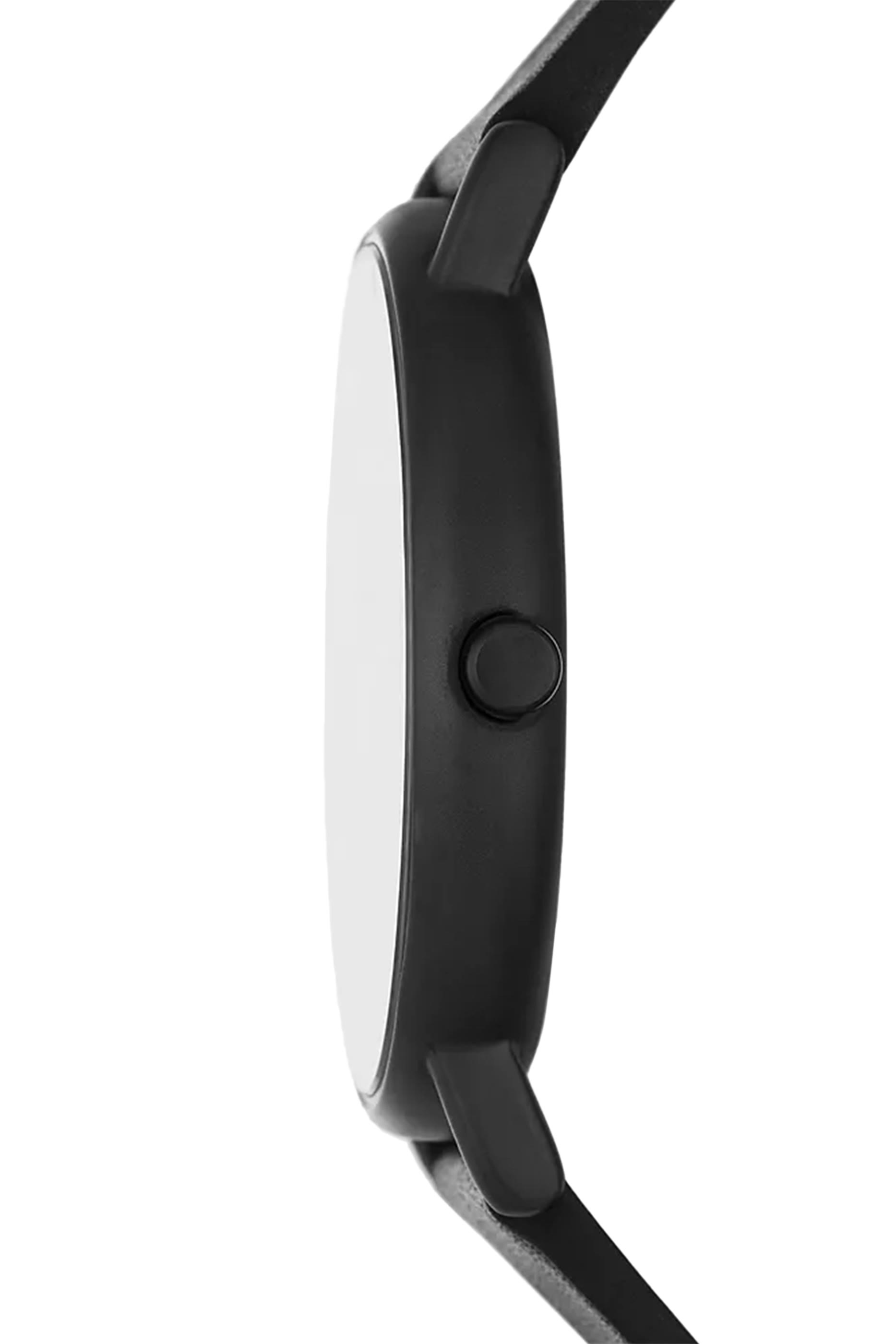 ساعة بثلاث عقارب وشعار الماركة وسوار جلد