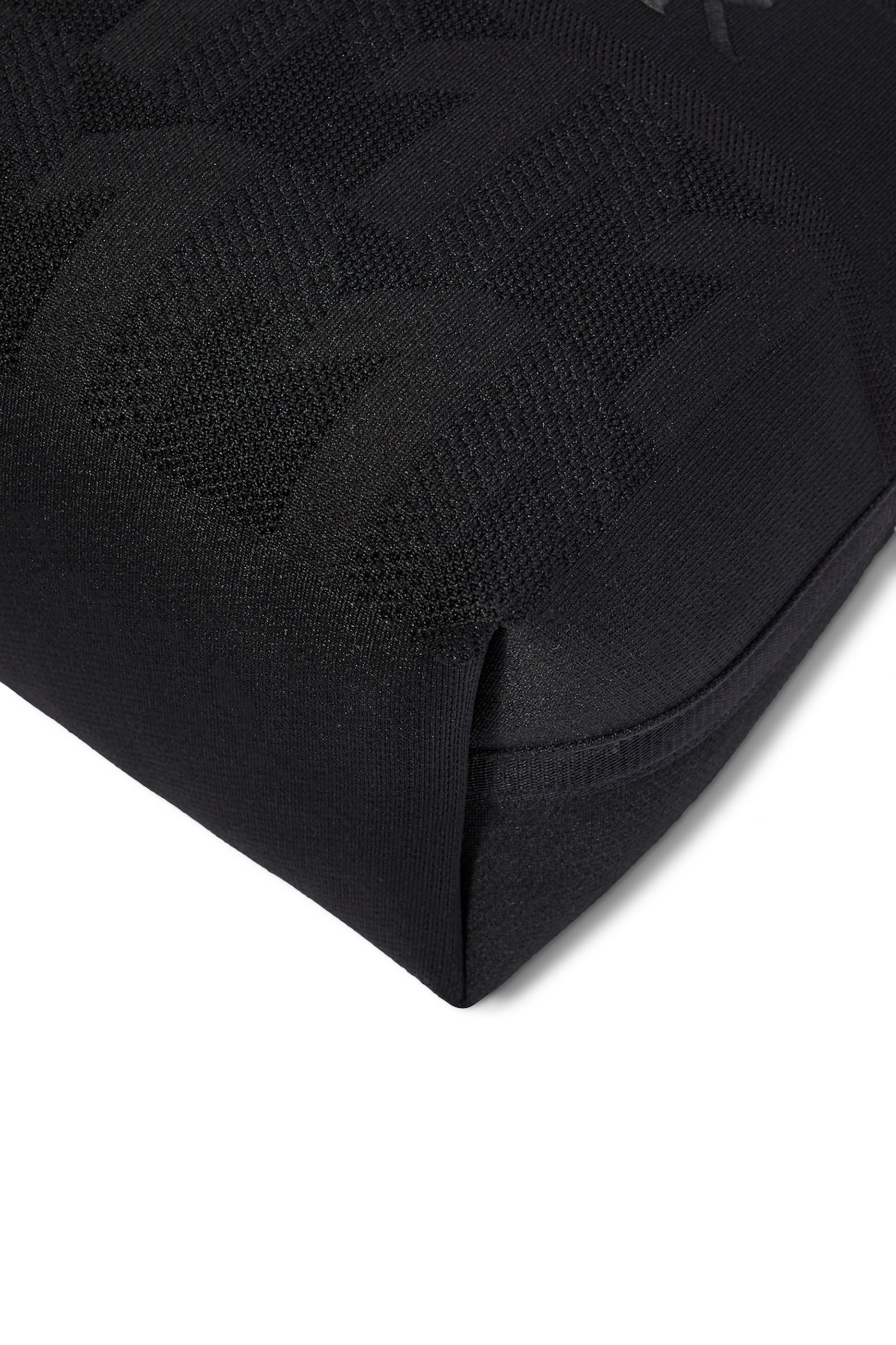 حقيبة يد منسوجة بشعار الماركة