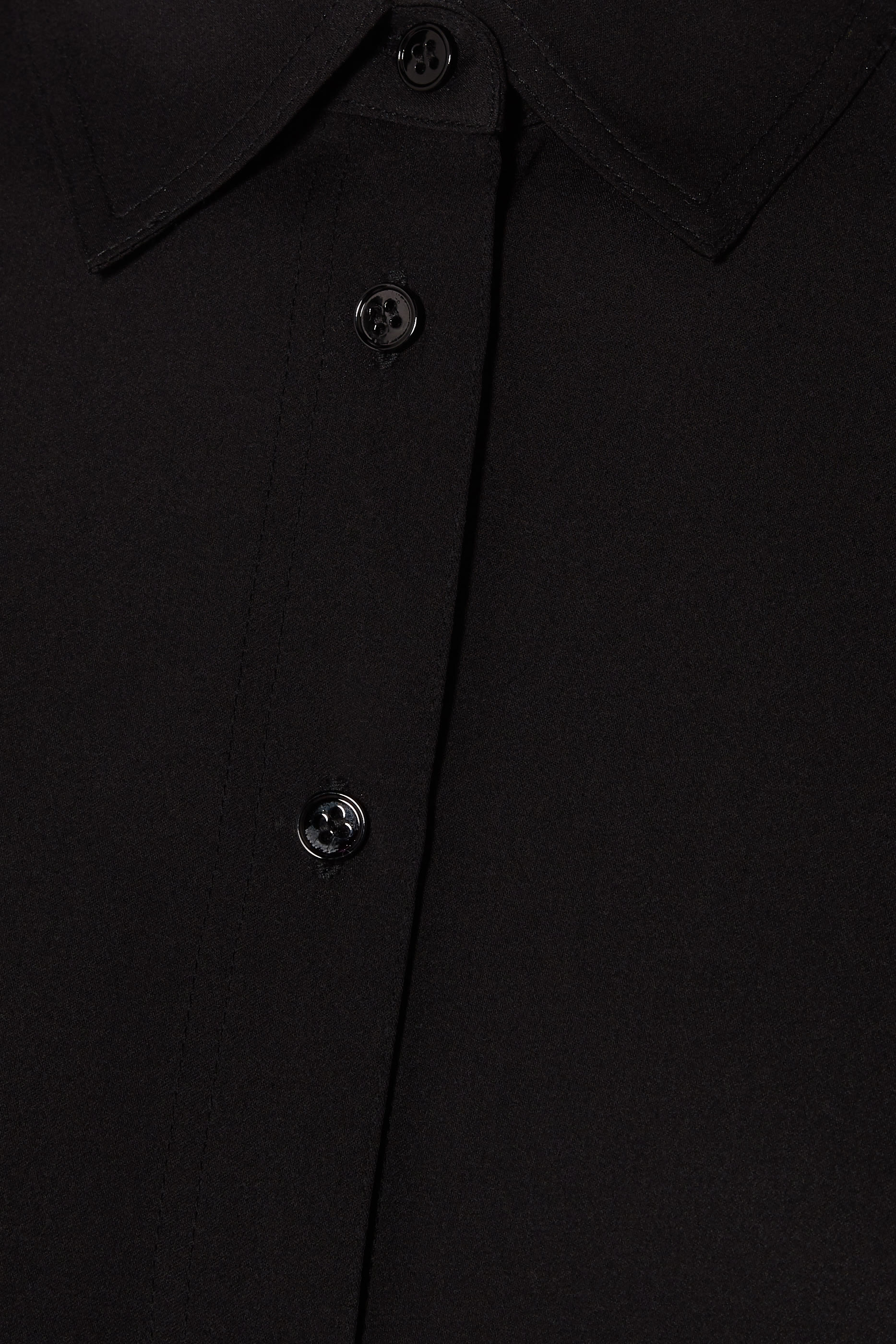 بلوزة حرير بقصة ضيقة