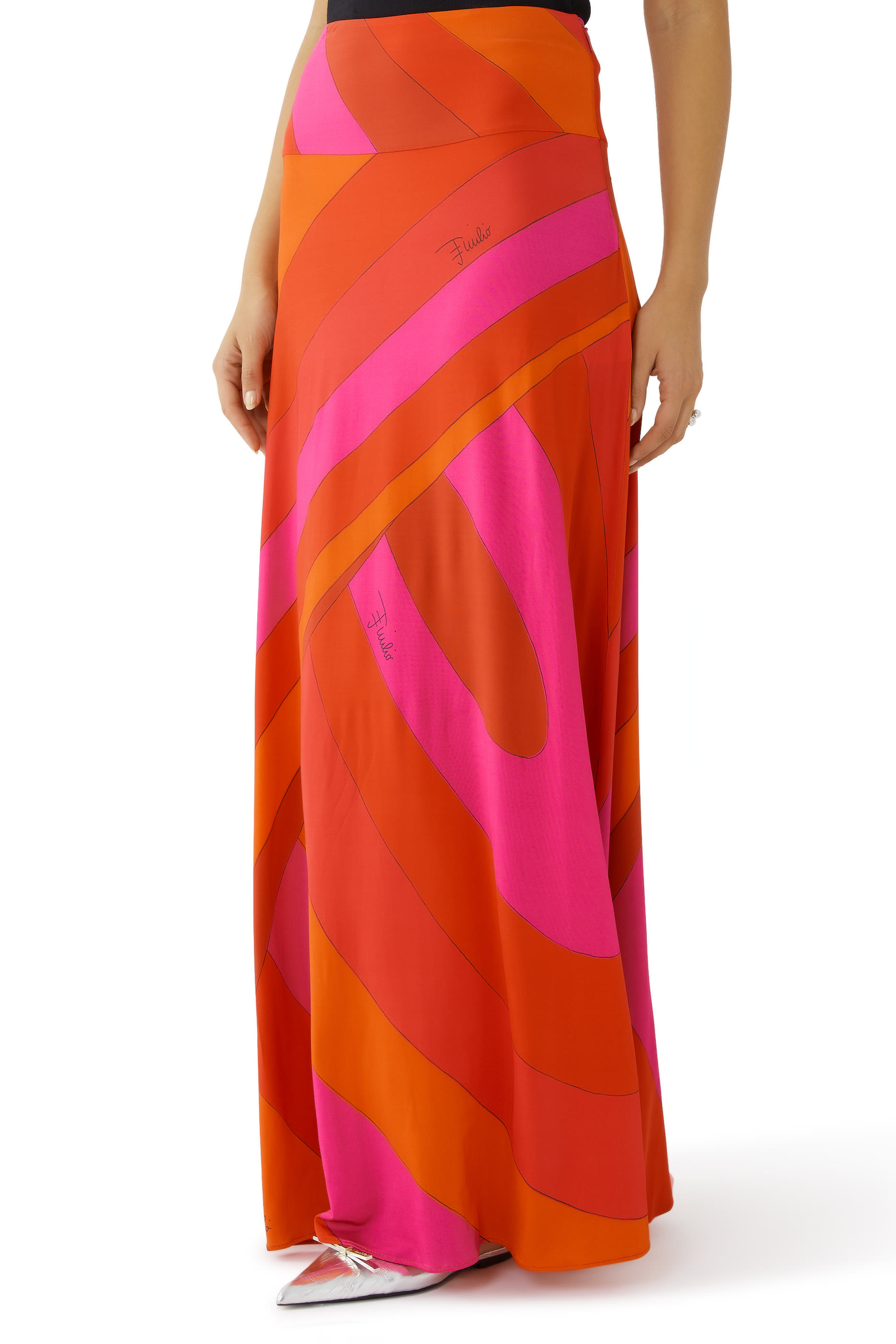 تنورة بطبعة إيرايد وشعار الماركة