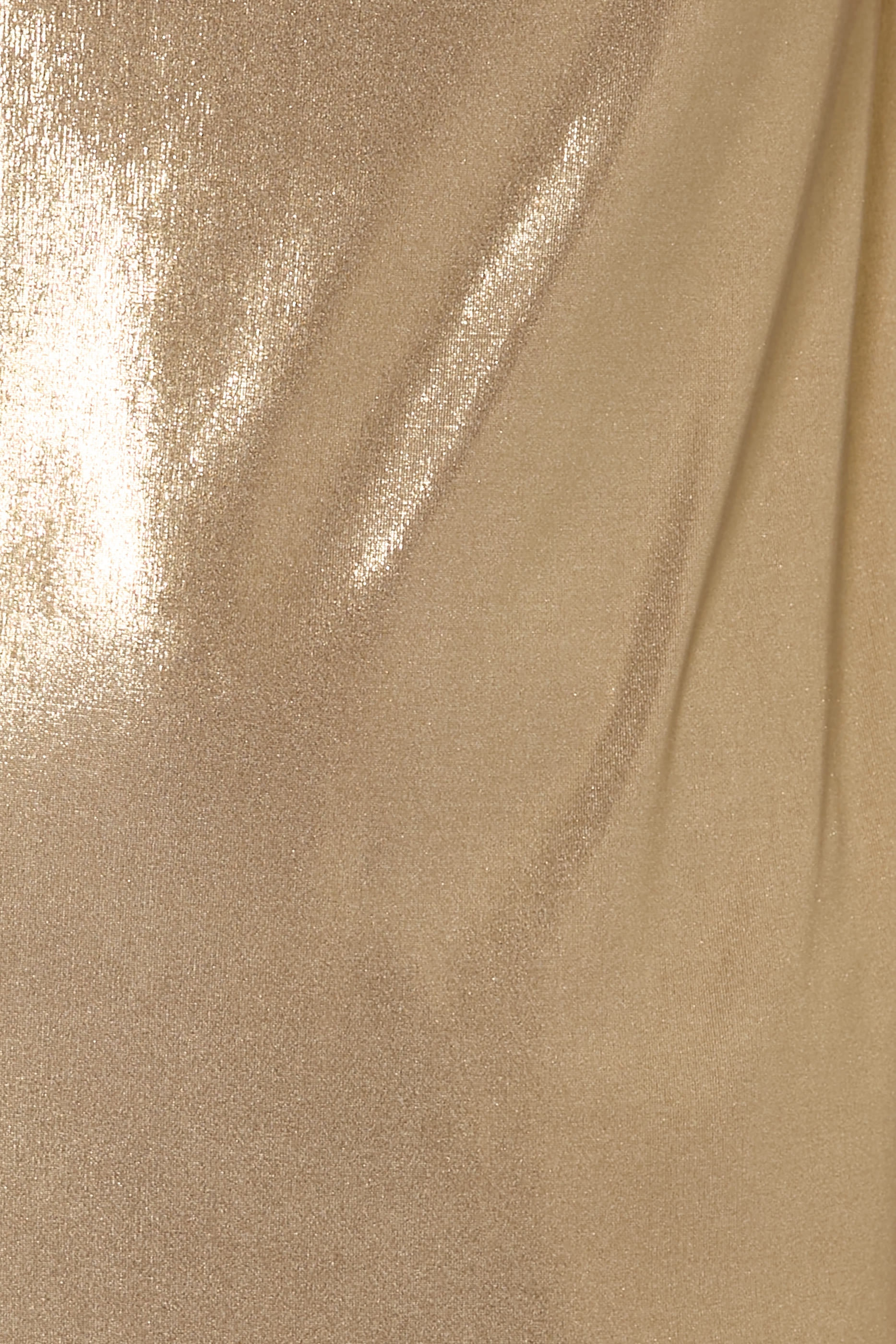 فستان سهرة بقصة ضيقة بلا حمالات وفتحة جانبية