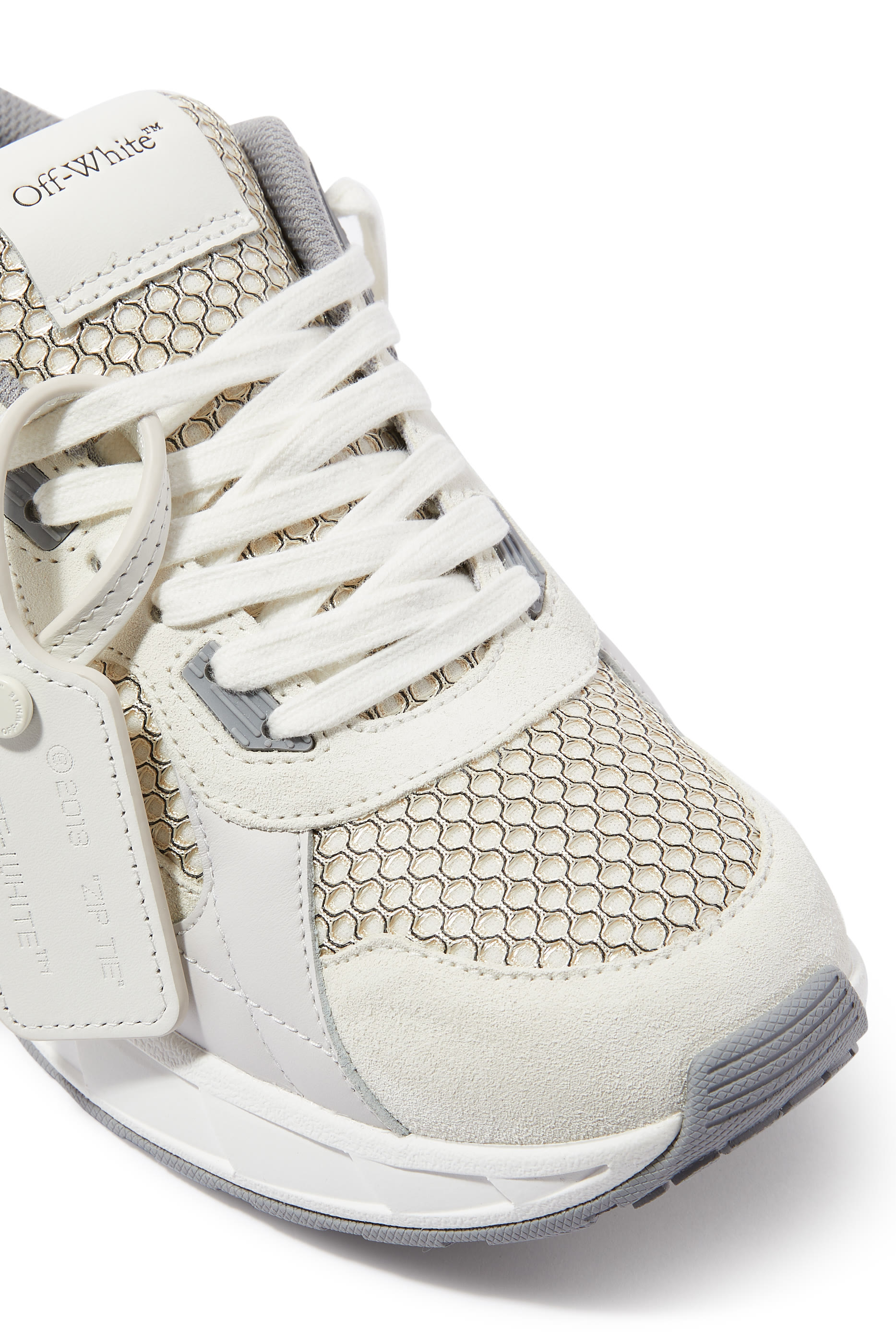 سنيكرز كيك أوف جلد