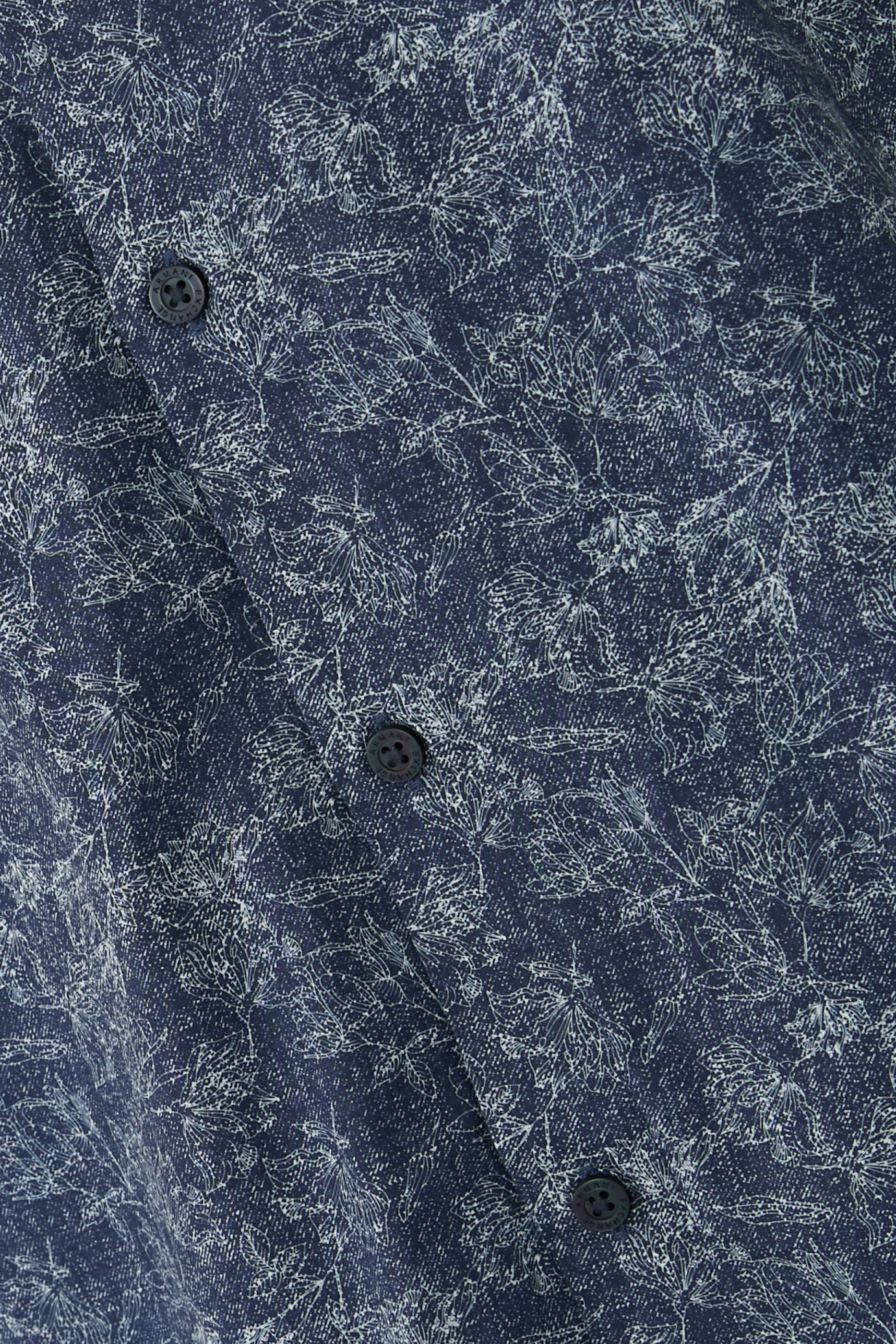 قميص بشعار الماركة