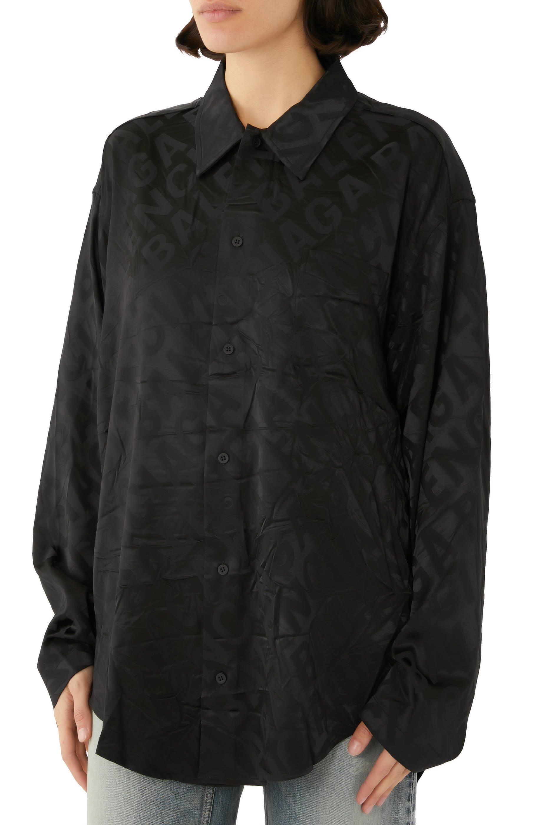 قميص بأكمام طويلة بطبعات بشعار الماركة