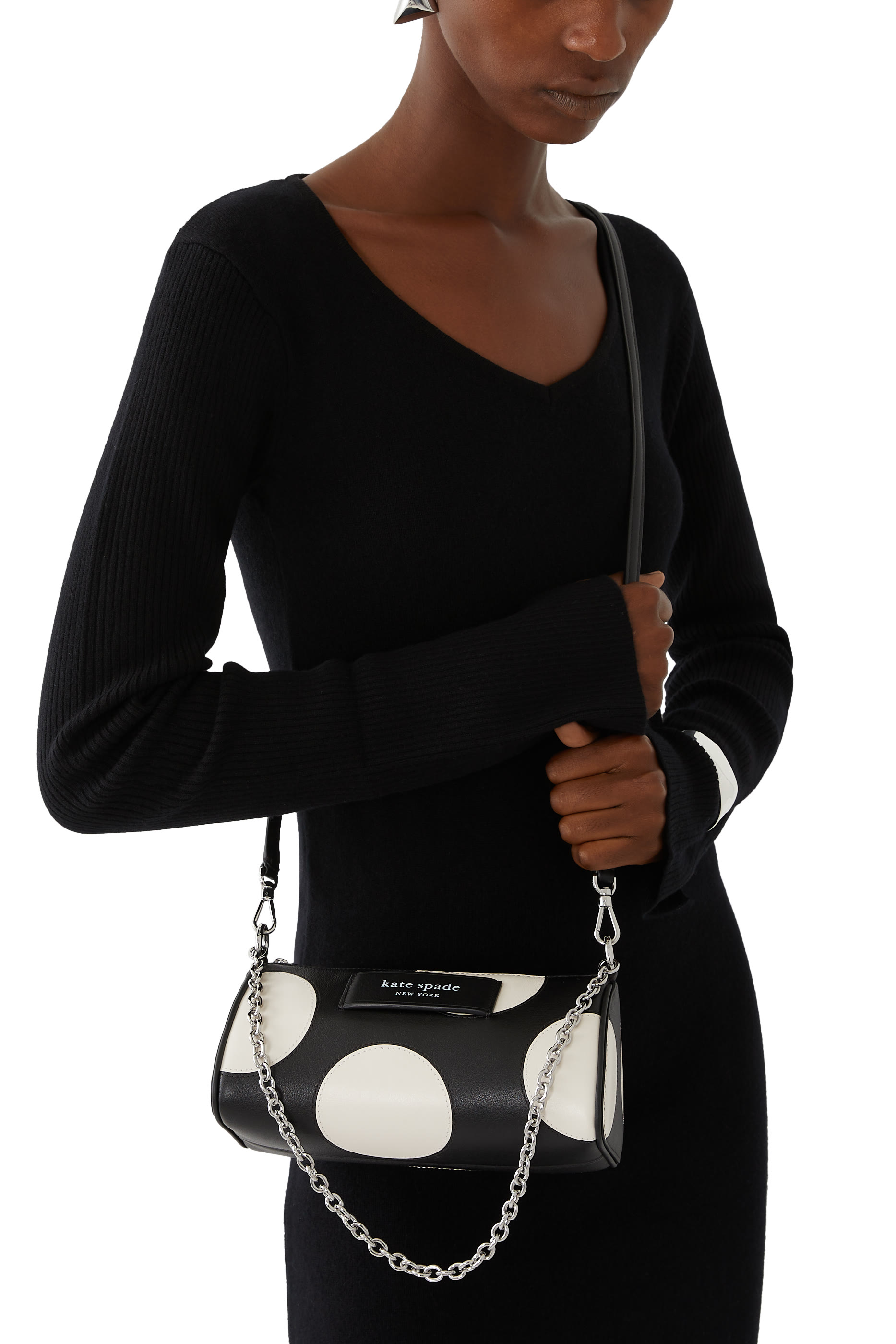 حقيبة صغيرة بشعار الماركة