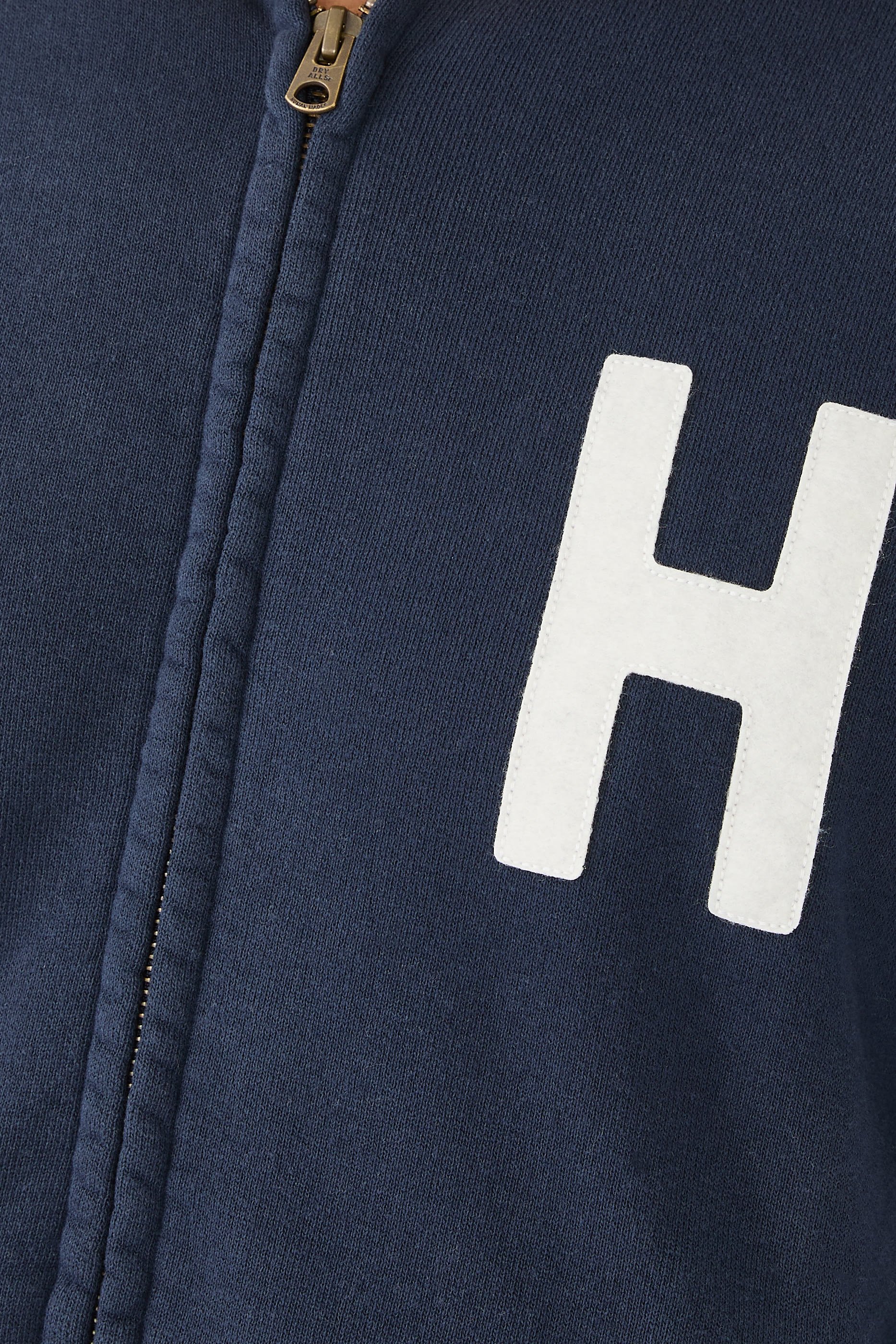 هودي بسحاب وشعار الماركة