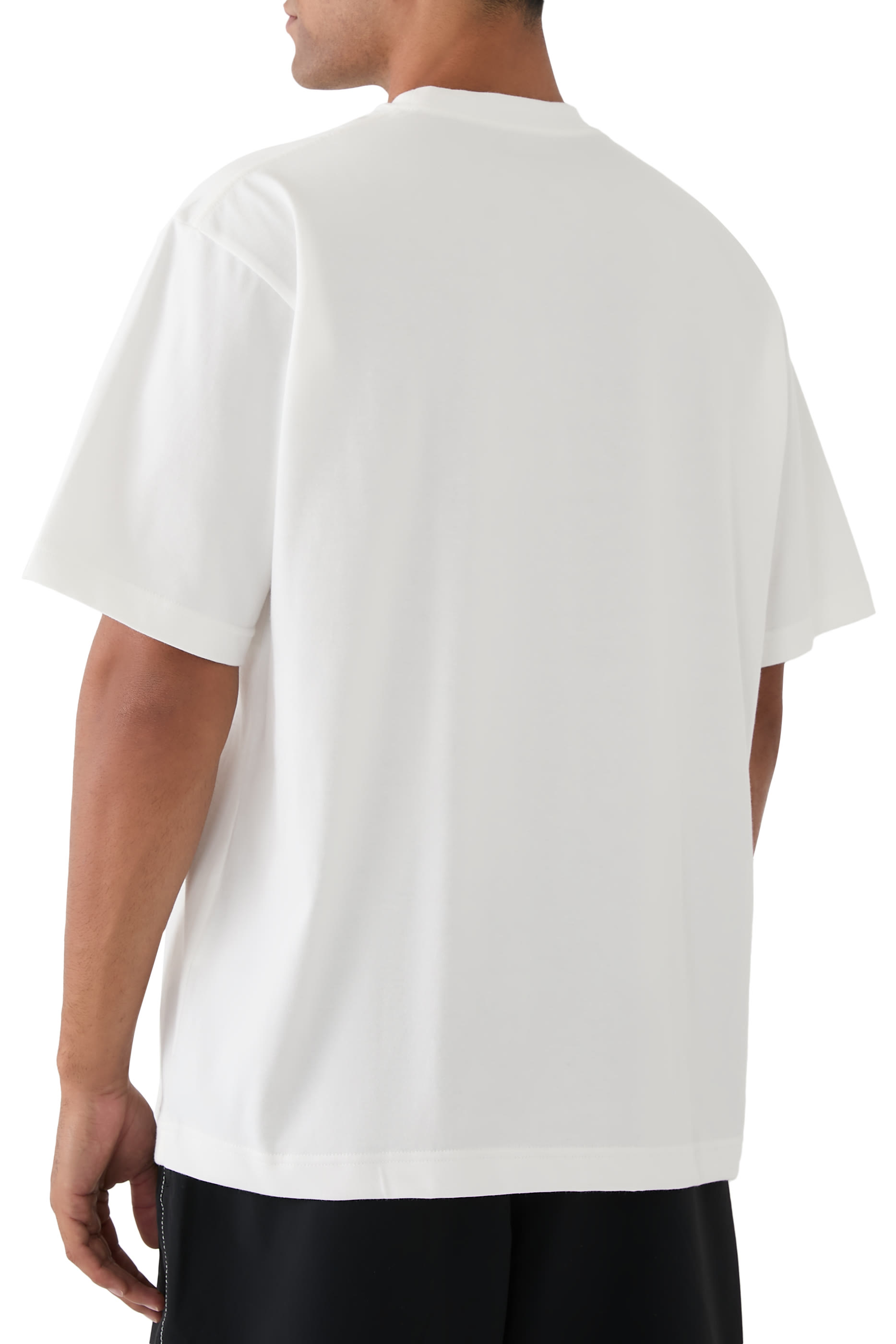 تيشيرت بأكمام قصيرة وشعار الماركة