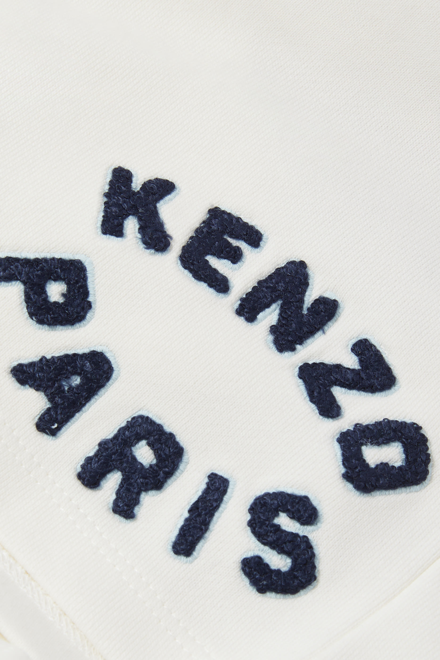 شورت رياضي مطرز بشعار الماركة للأطفال