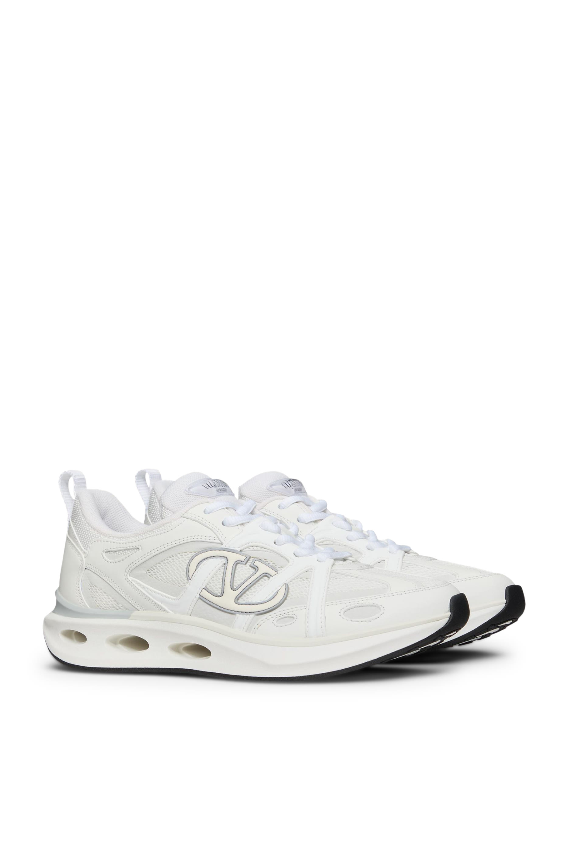 سنيكرز إيزيجوغ بكاحل منخفض وشعار V