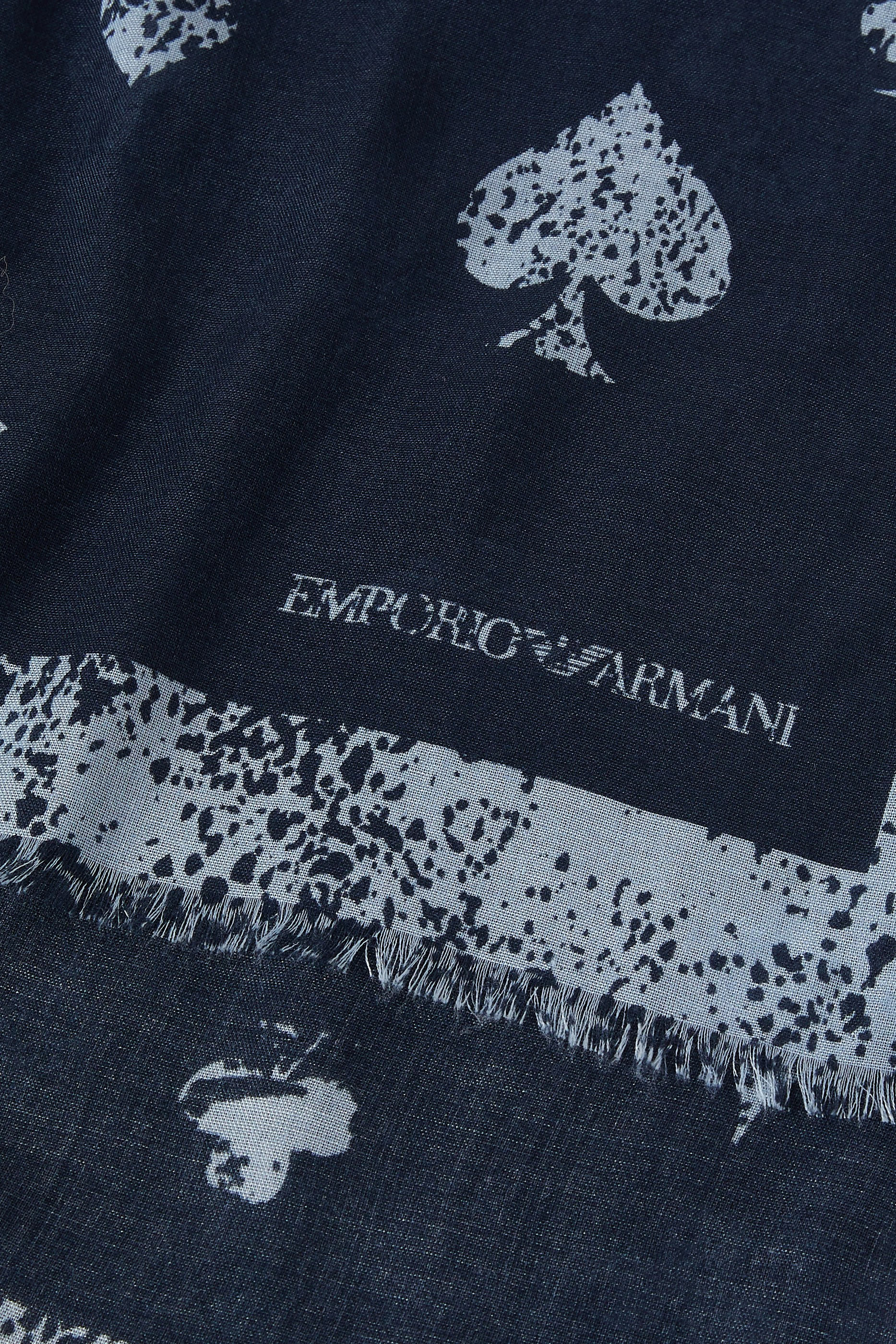 وشاح ببعة أوراق لعب