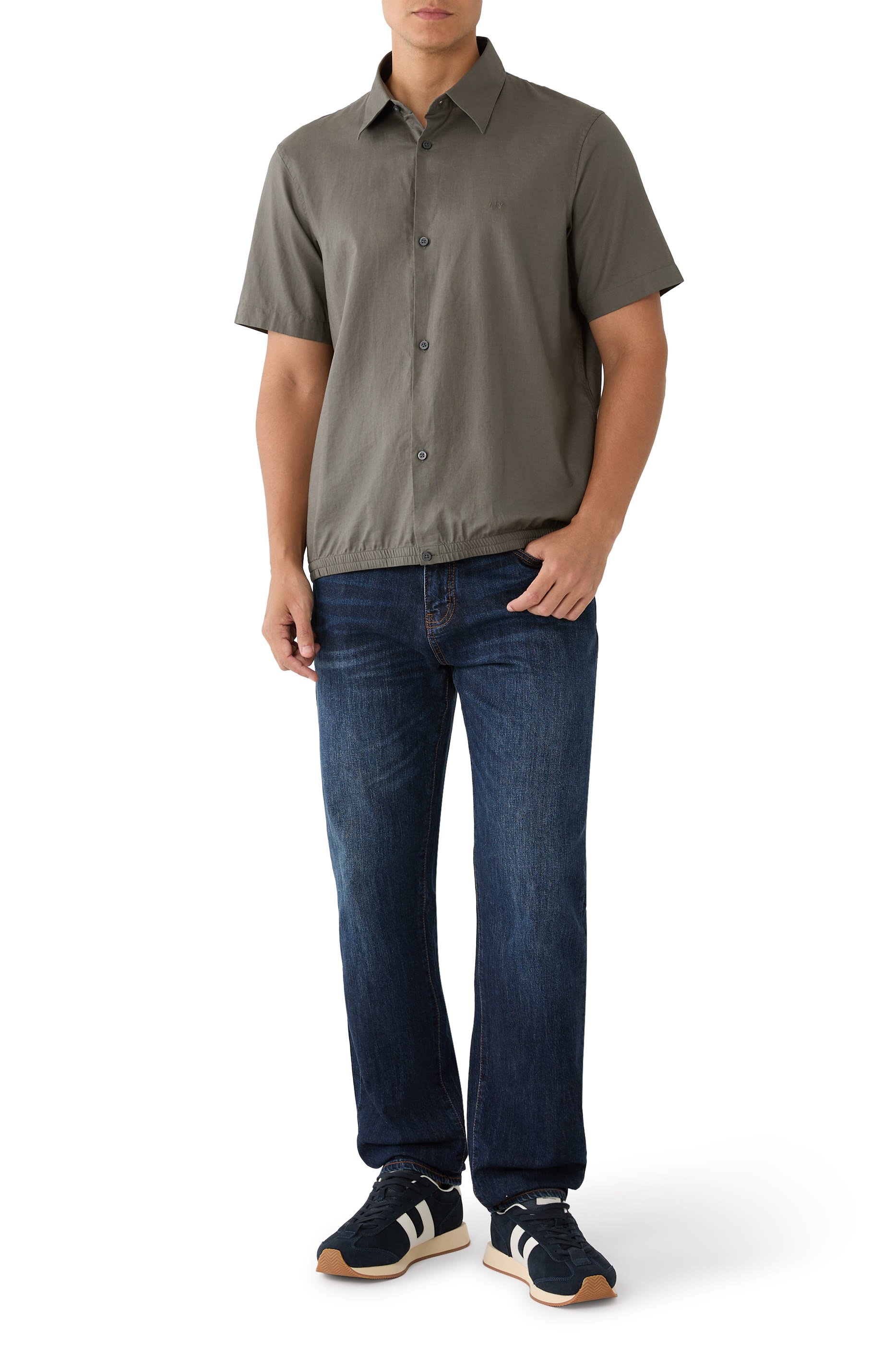 قميص بأزرار للإغلاق وحافة مطاطية