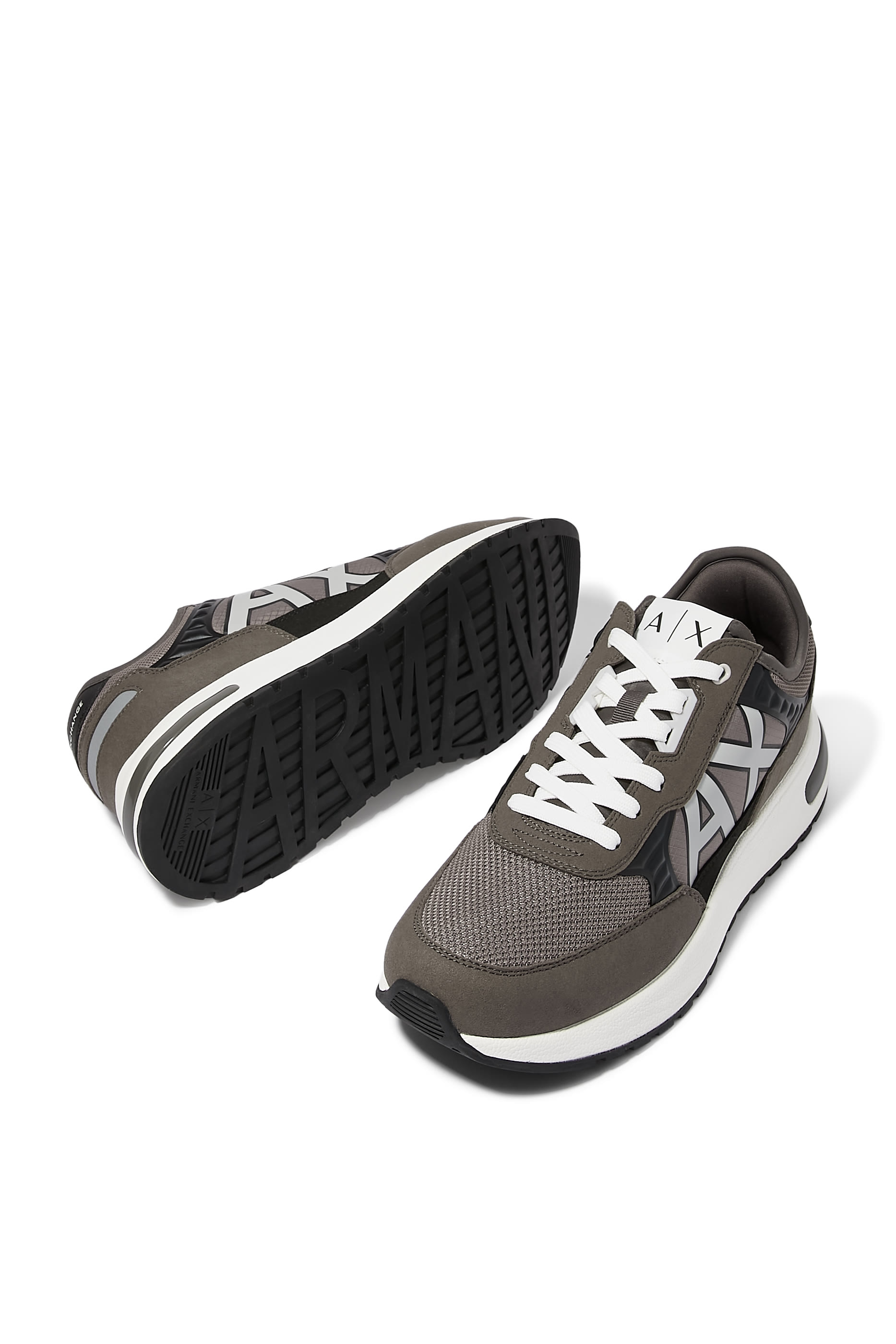 سنيكرز بأربطة وشعار الماركة بملمس بارز