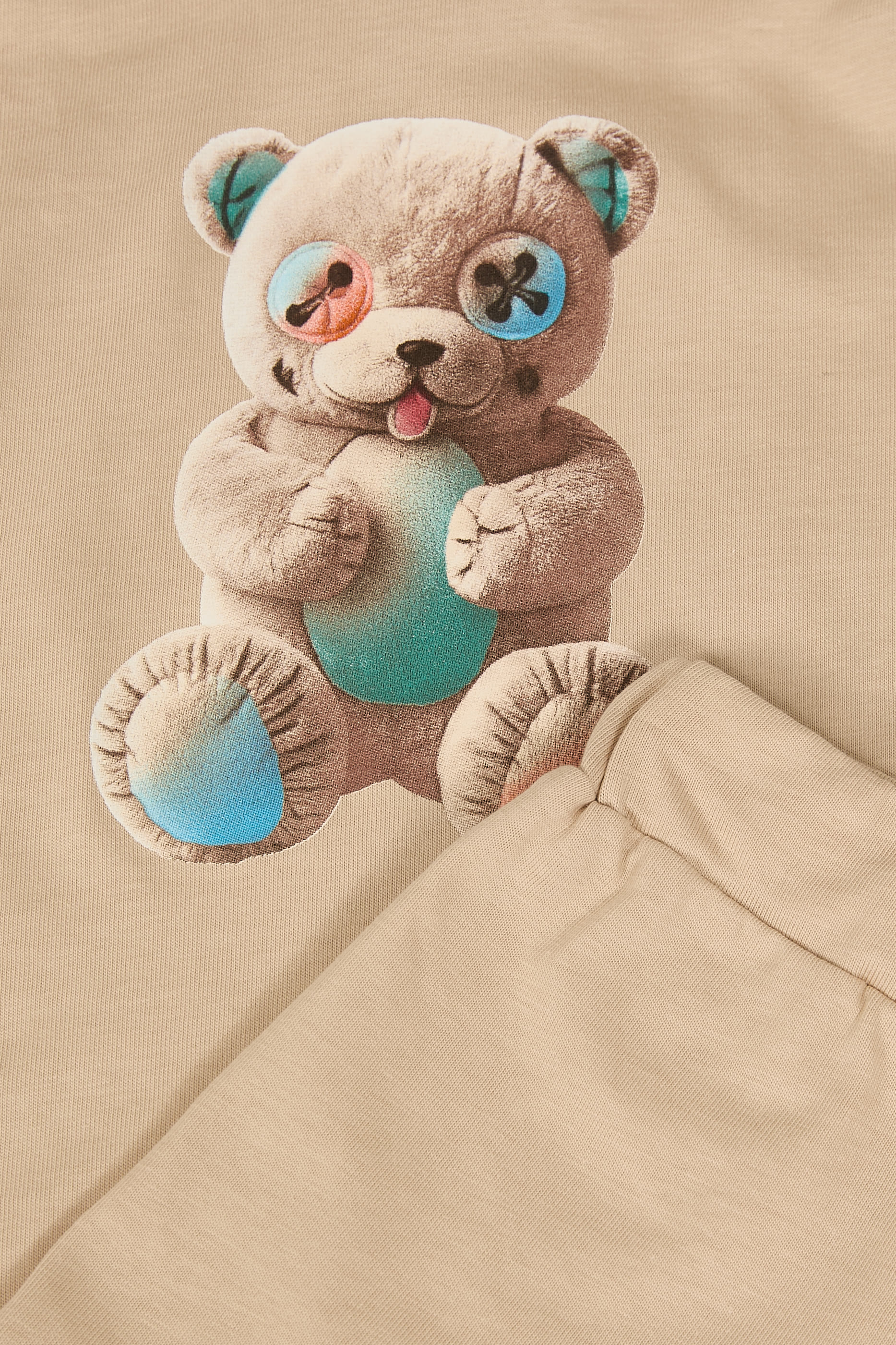 طقم تيشيرت وشورت بنقشة الدب تيدي للأطفال