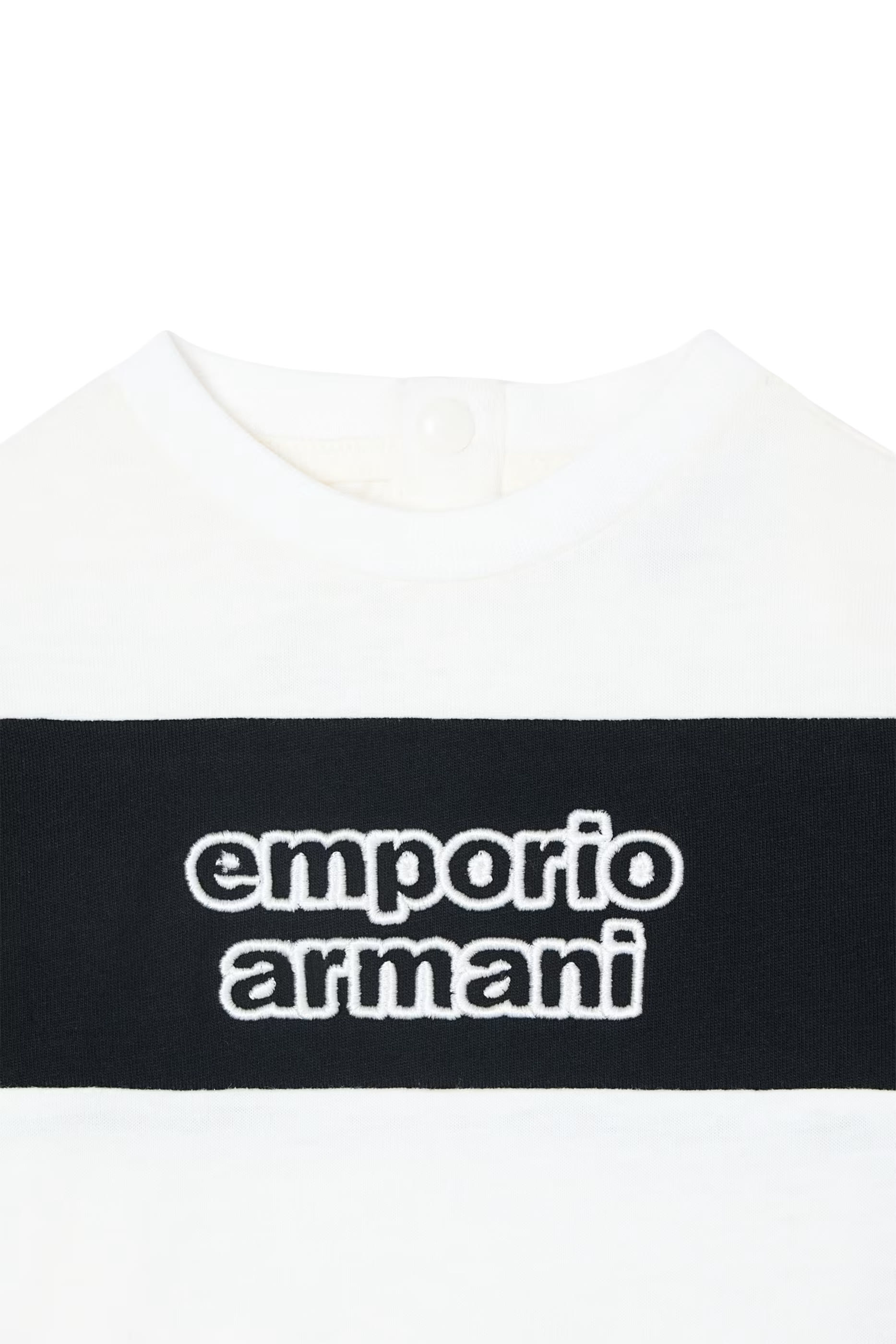 تيشيرت بخطوط عريضة وشعار الماركة بحجم كبير للطفال