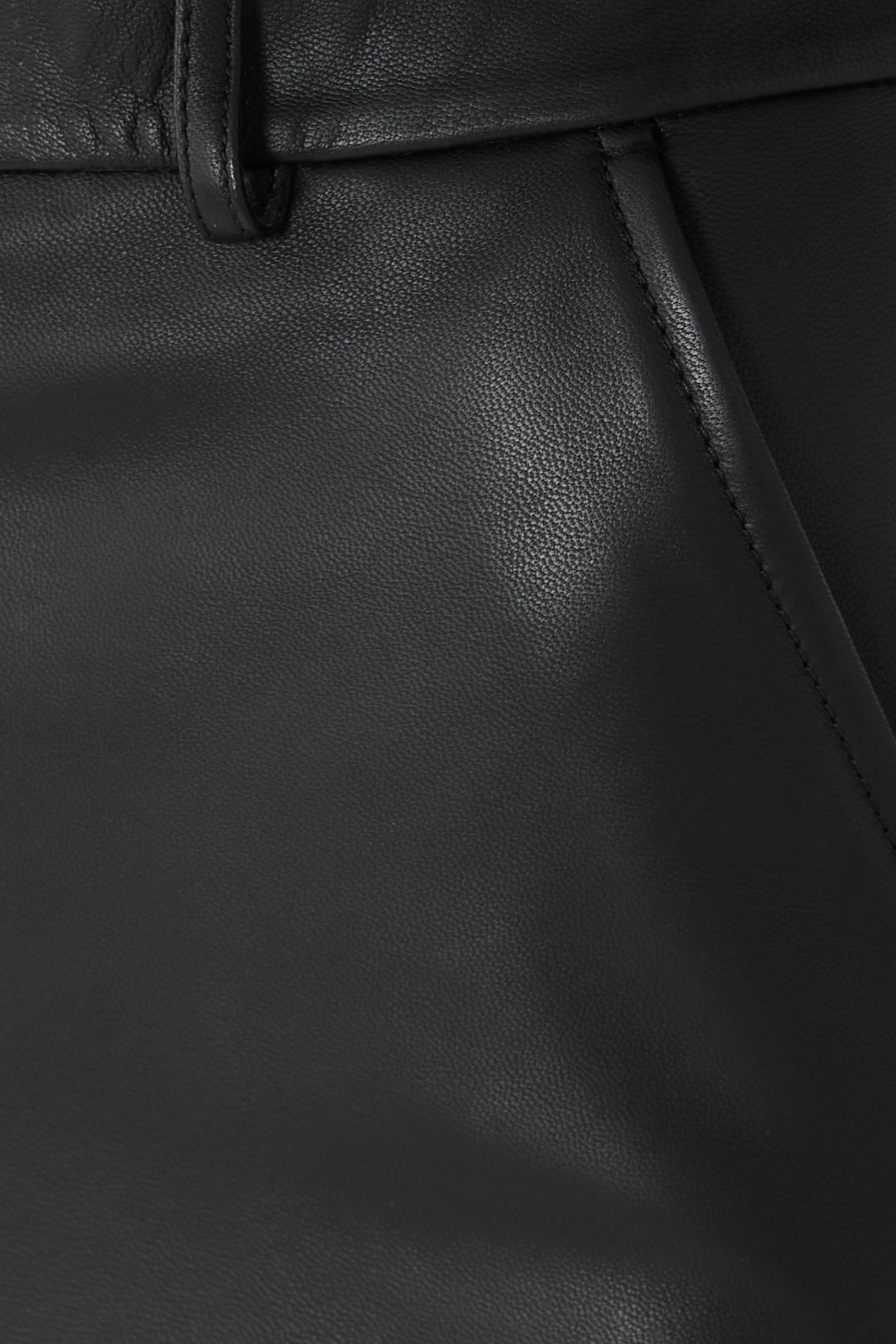 بنطال بقصة مستقيمة وفتحة خلفية عند الحافة