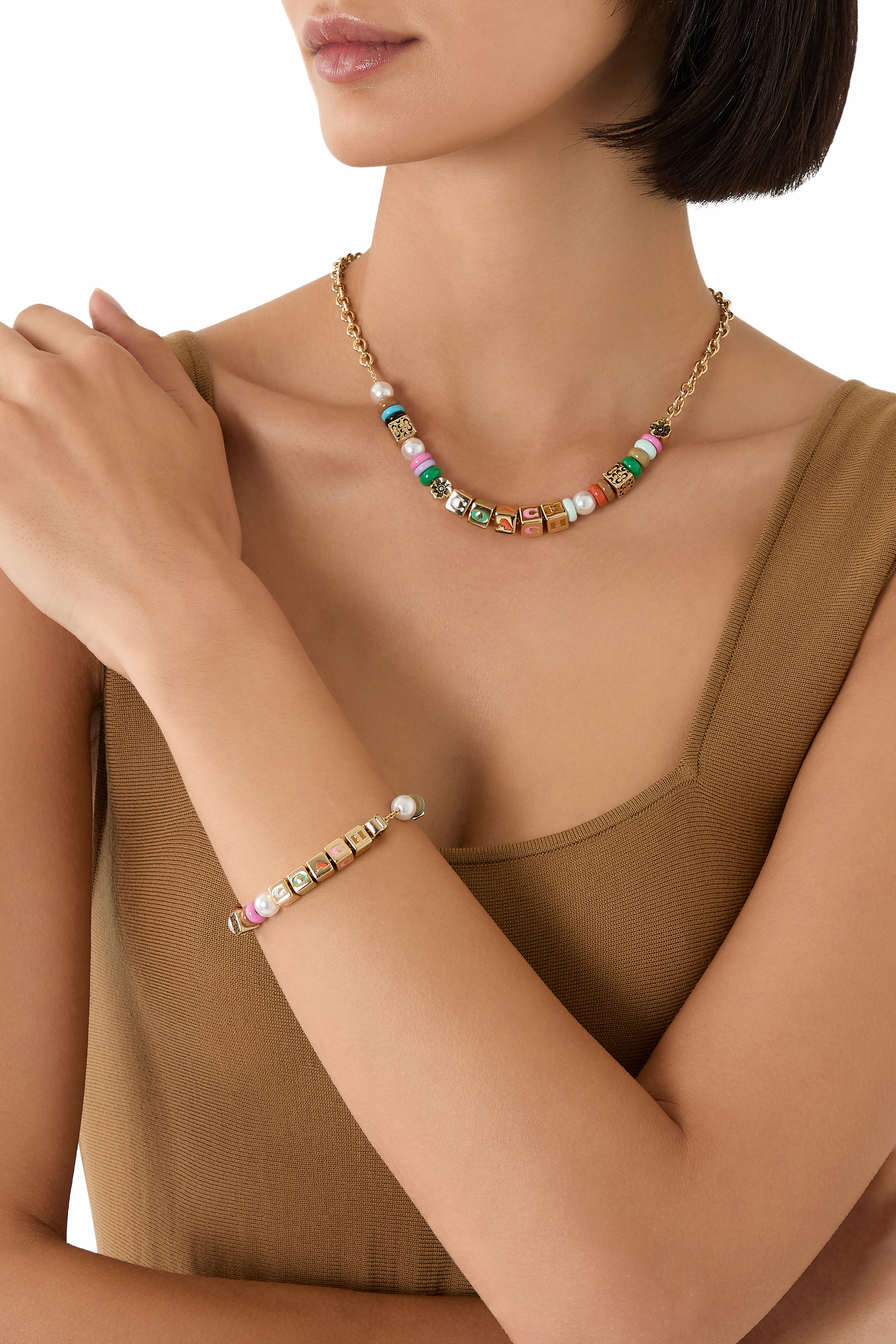 قلادة مزينة بخرز بشعار الماركة