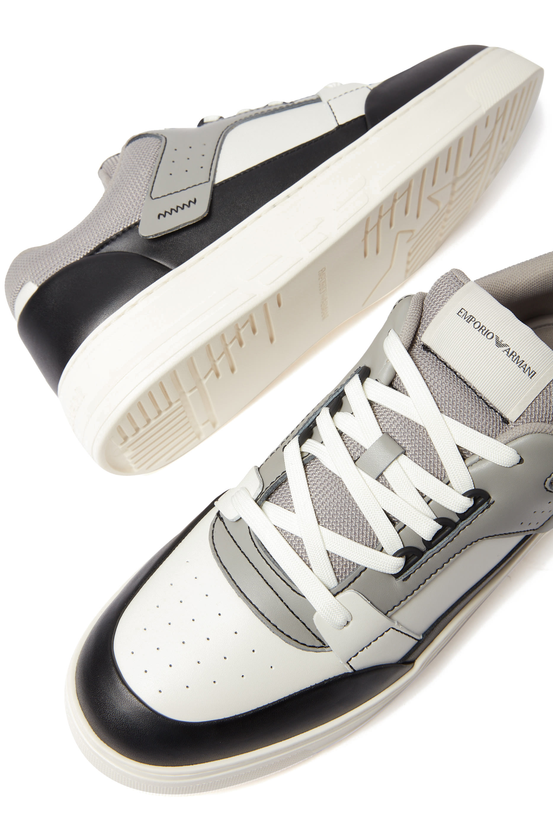 سنيكرز جلد بشعار الماركة