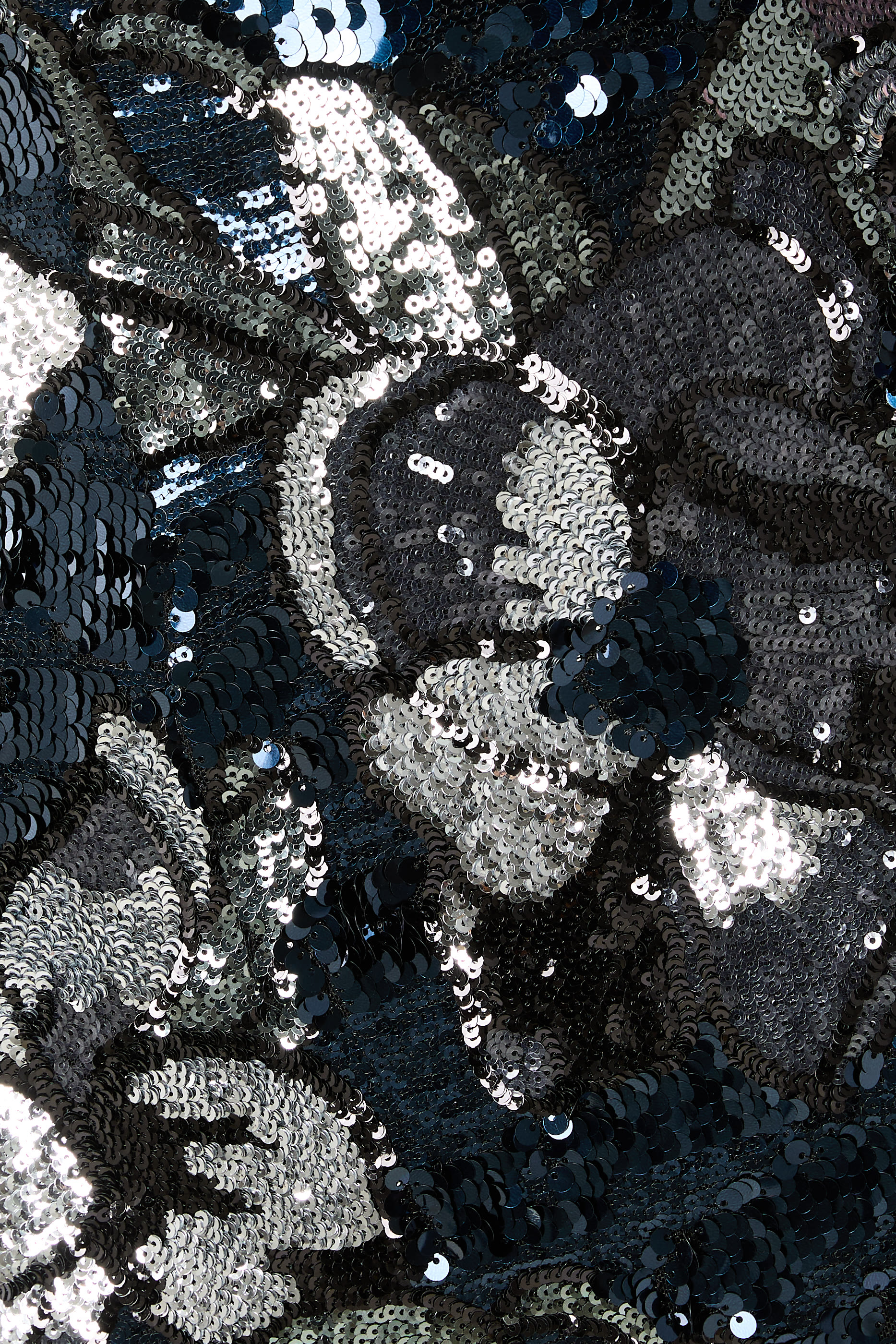 فستان سهرة بأكتاف مكشوفة بترتر مطرز بتصميم زهور