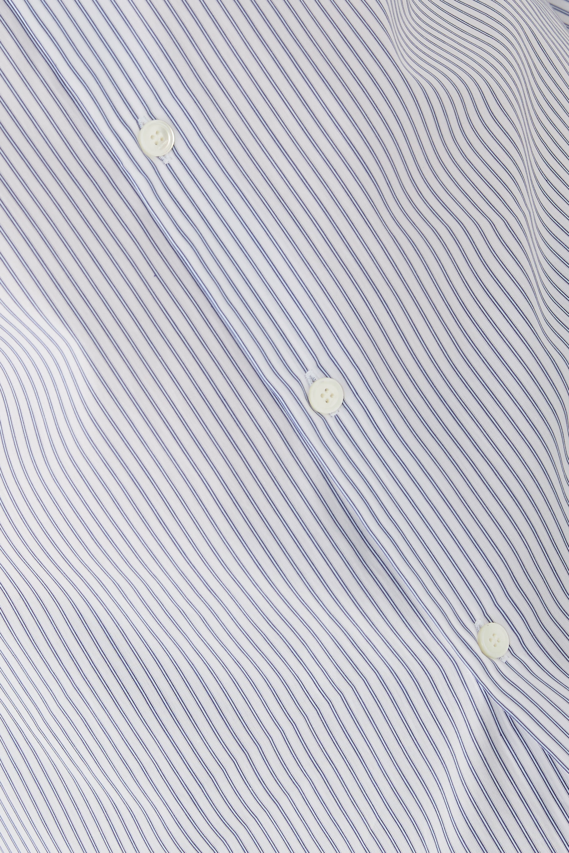 قميص مخطط بقصة ضيقة