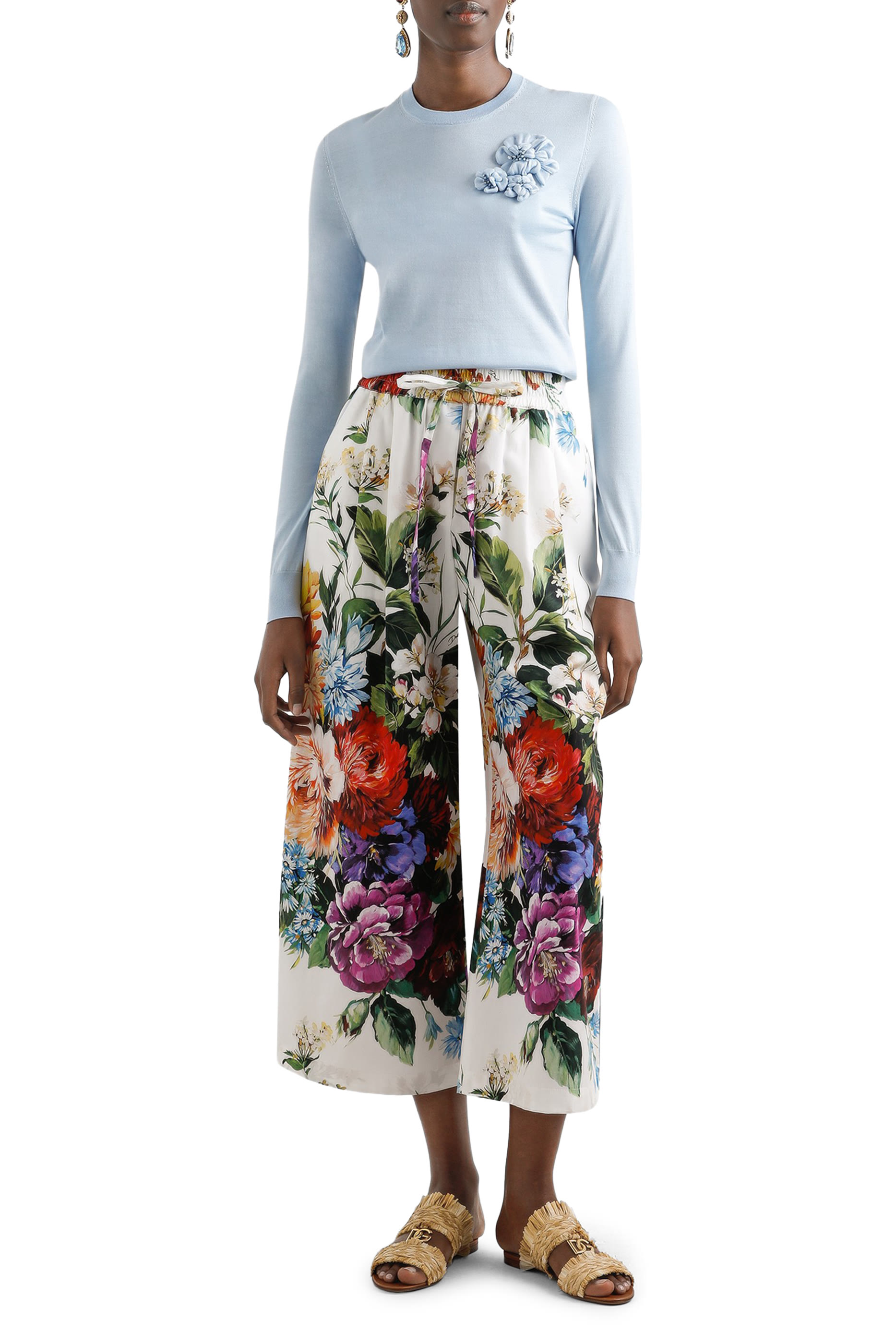 سترة حرير مع بروش بتصميم زهرة