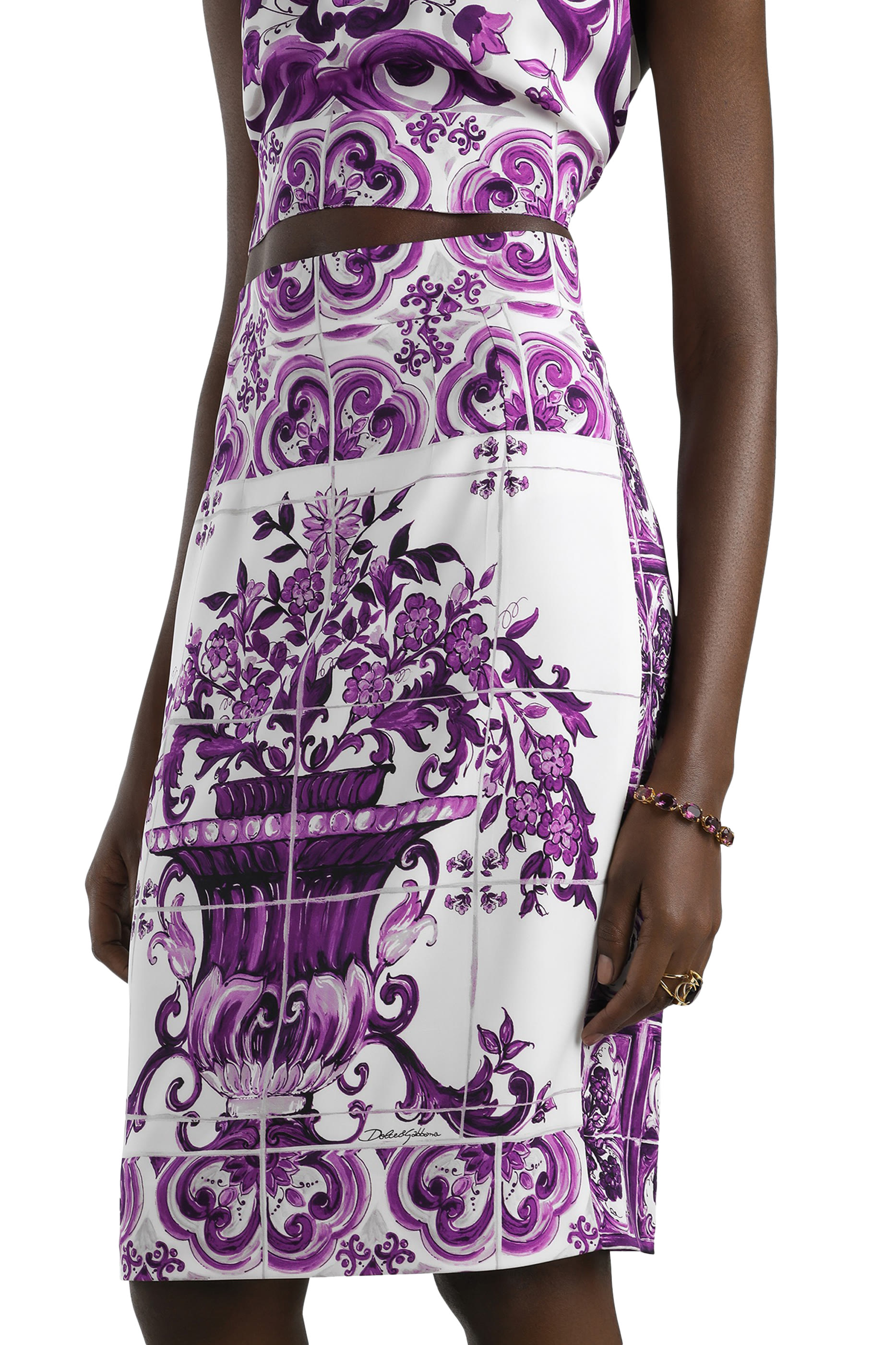 تنورة بقصة ضيقة ونقشة مايوليكا