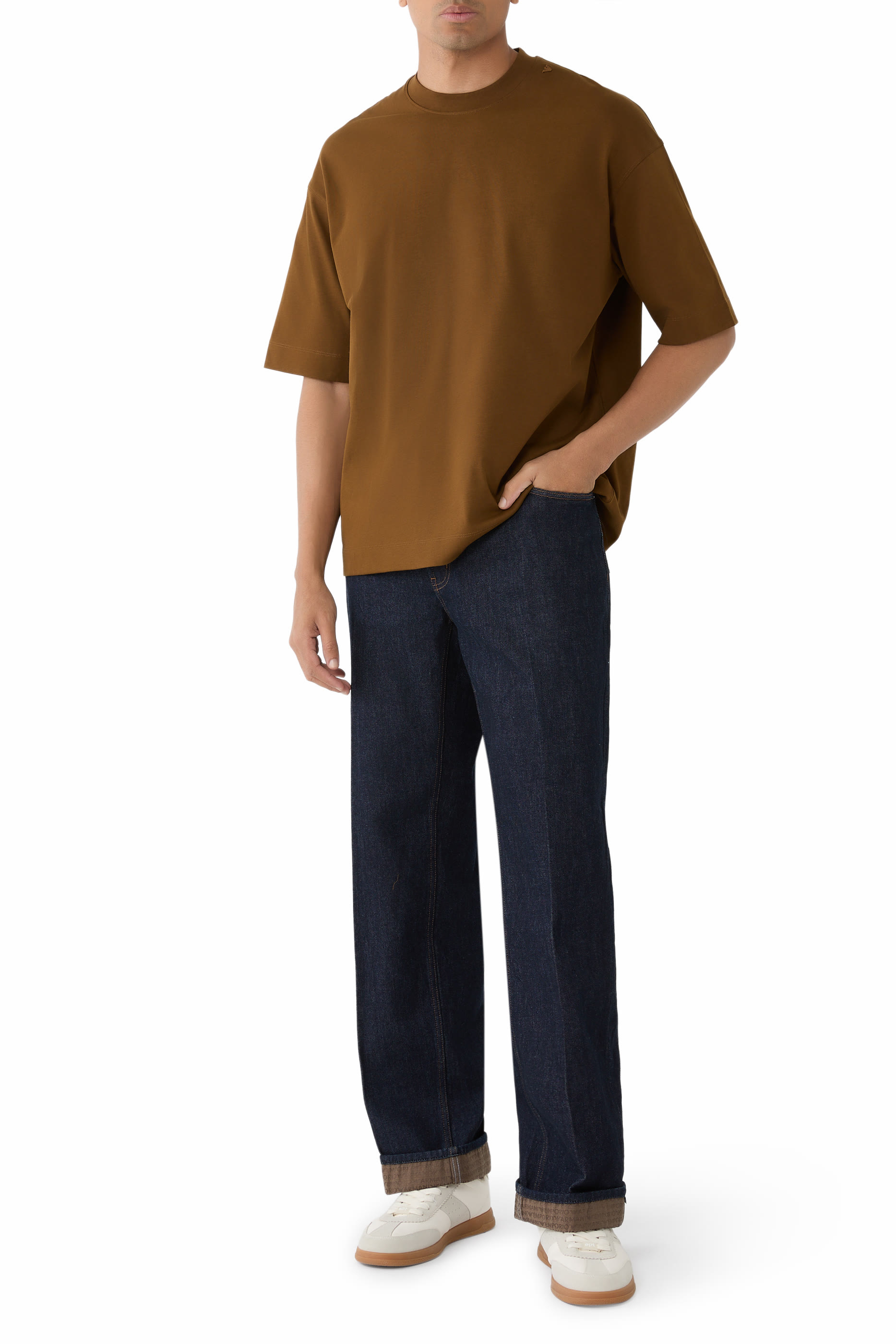 تيشيرت بشعار الماركة بحجم صغير عند الياقة