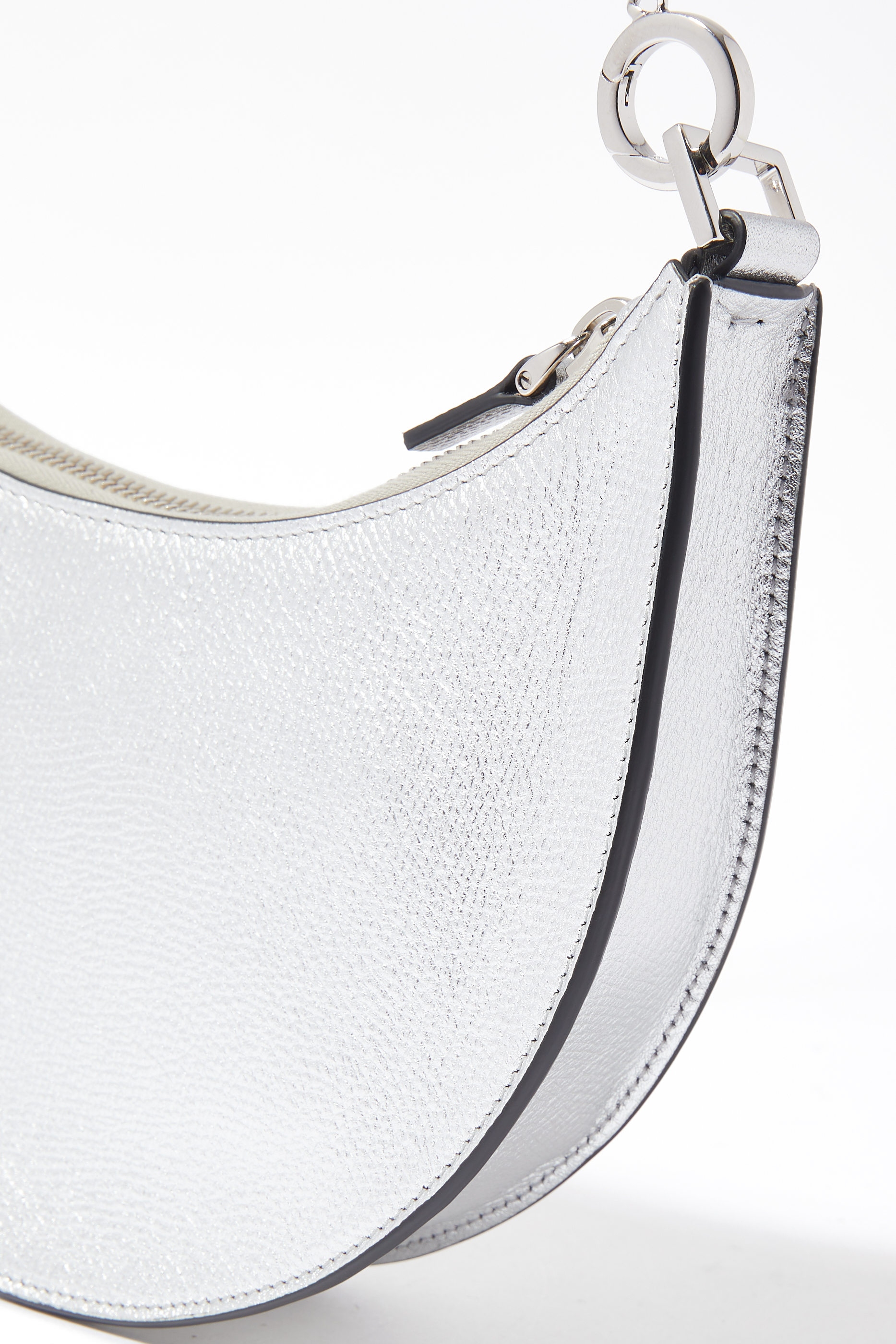 حقيبة صغيرة بشعار V