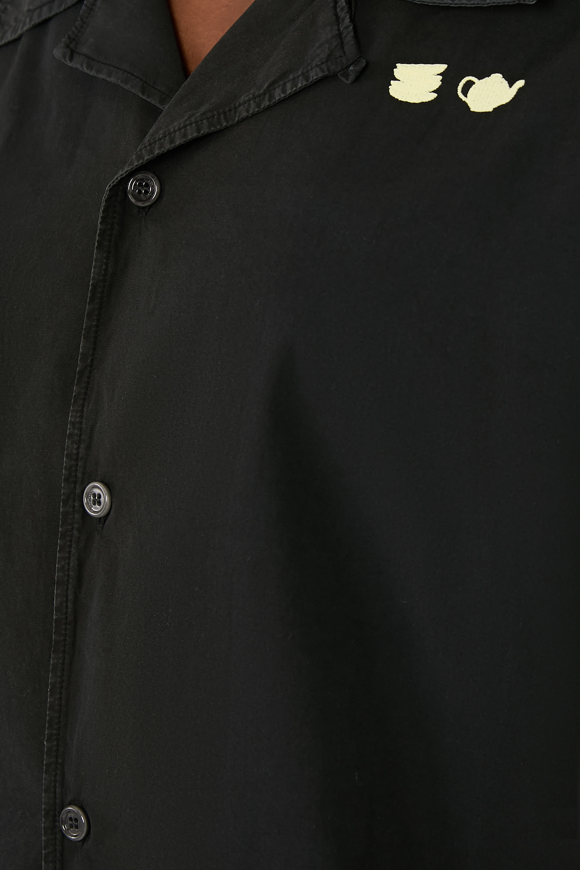 قميص بتطريز شعار الماركة بلون مغاير