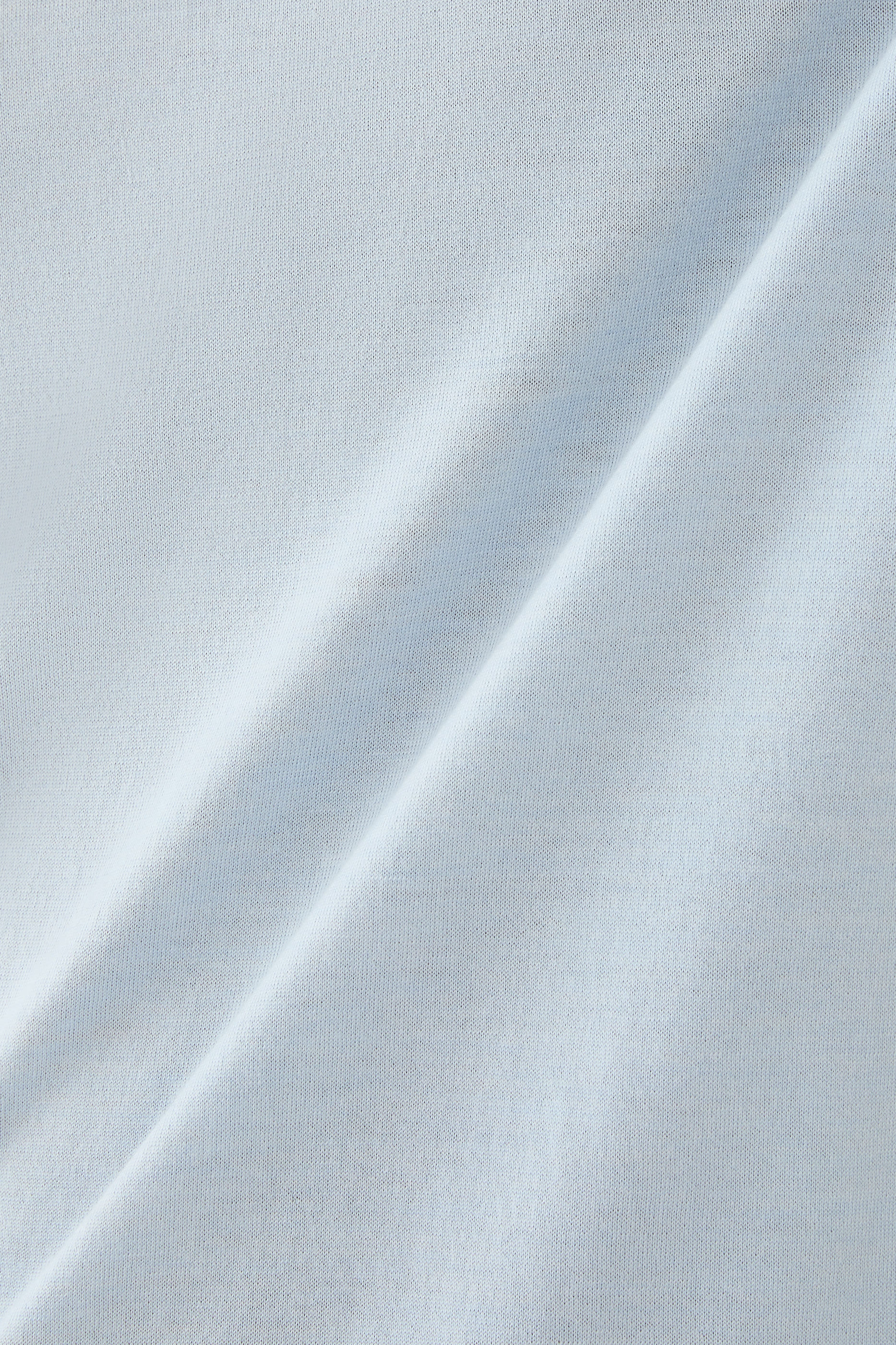 تيشيرت بقصة كلاسيكية وياقة ضيقة