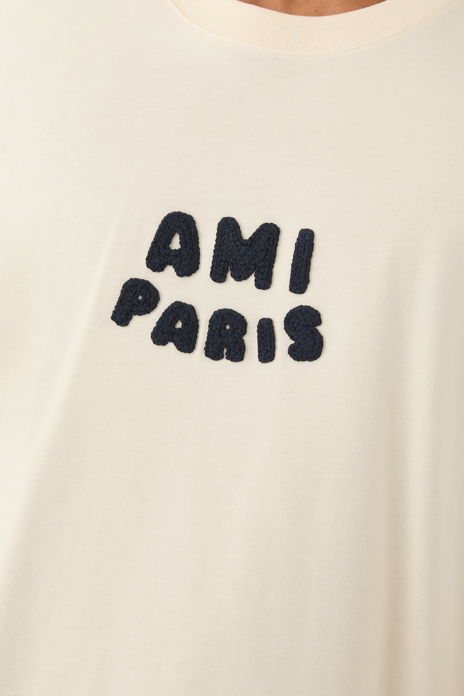 تيشيرت بأكمام قصيرة وشعار الماركة