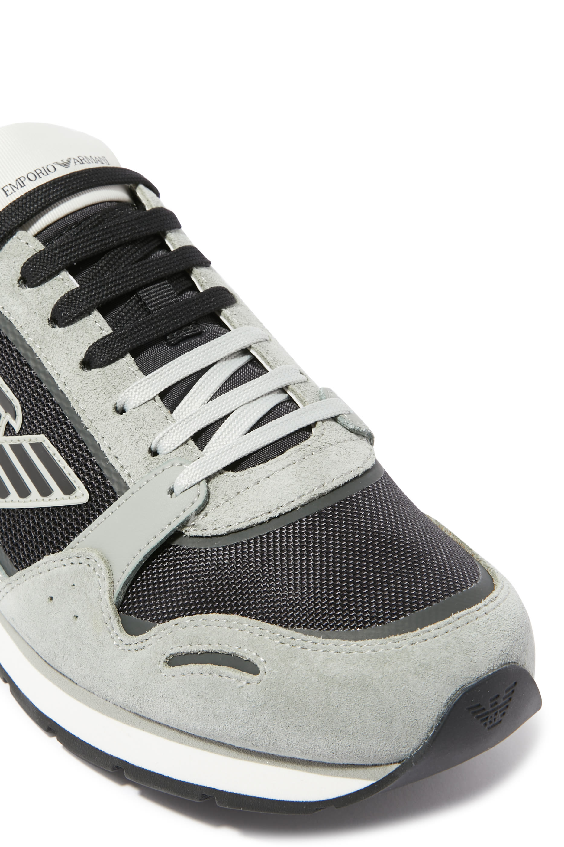 سنيكرز بأربطة