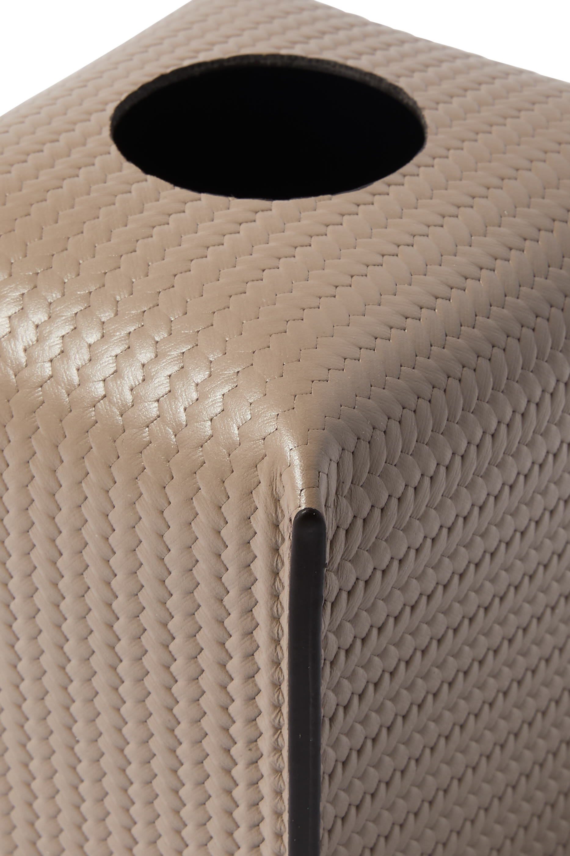 علبة مناديل بتصميم مربع مجدول