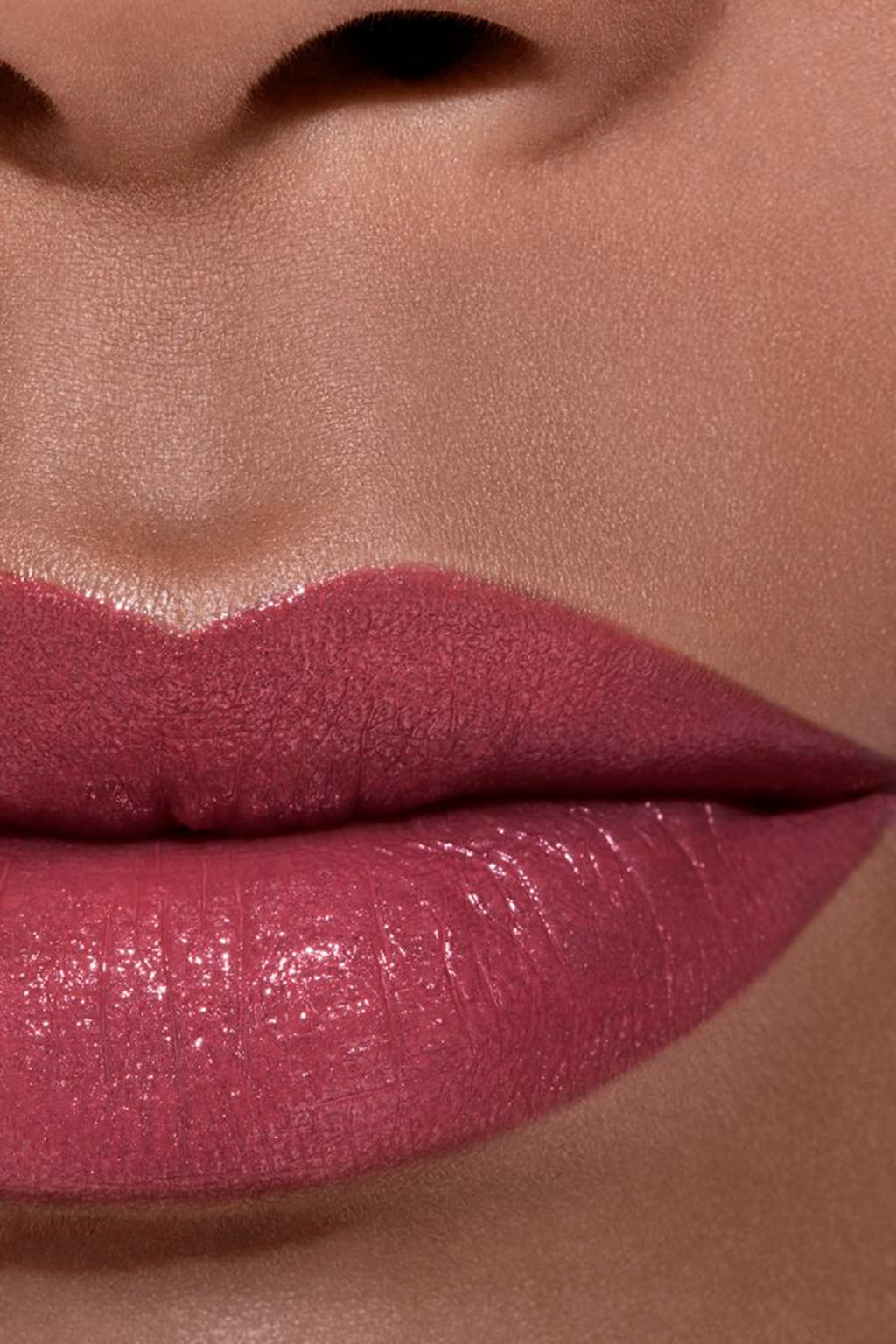 لون وإشراقة وكثافة بلمح البصر. ROUGE COCO FLASH