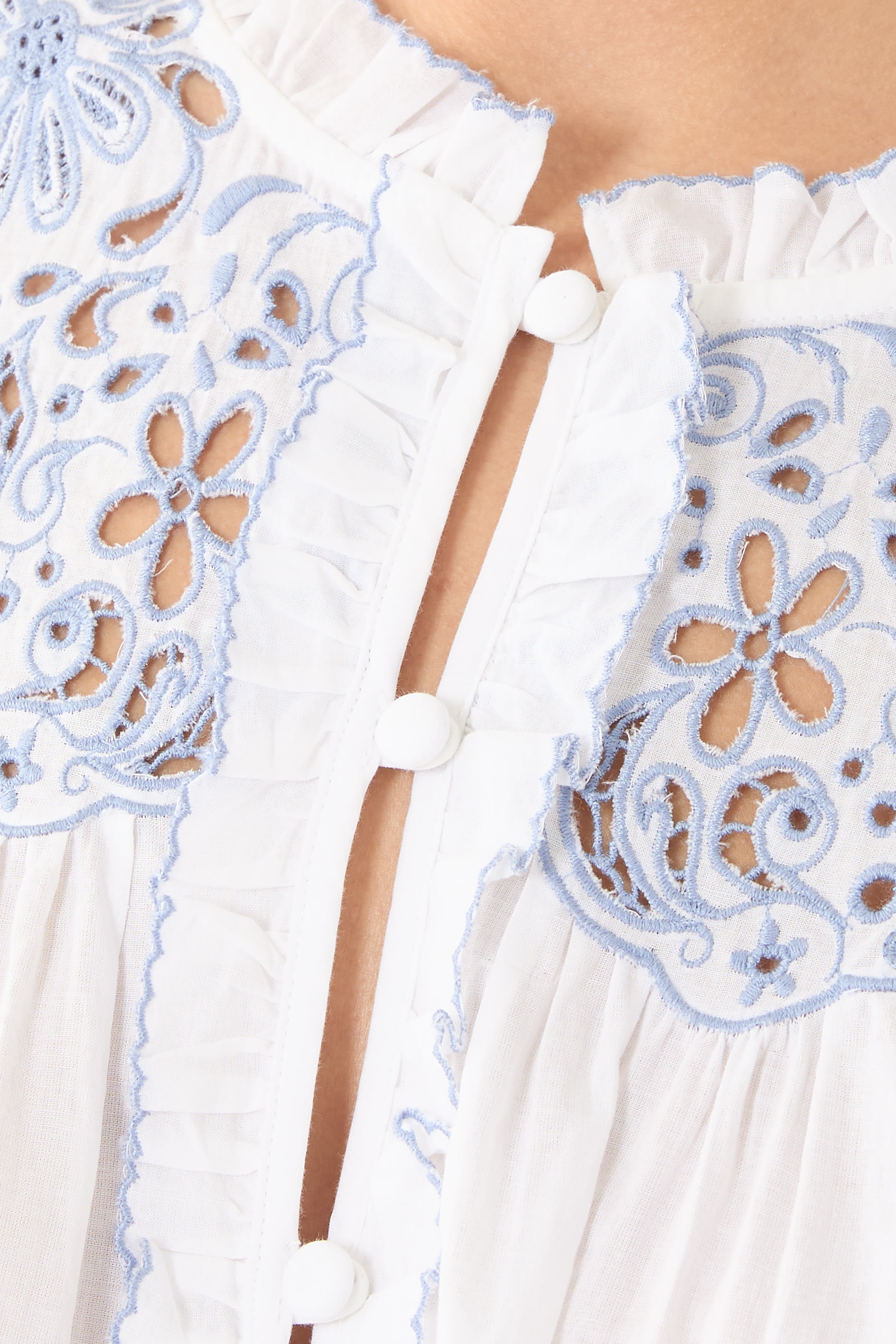 بلوزة بتطريز أزهار