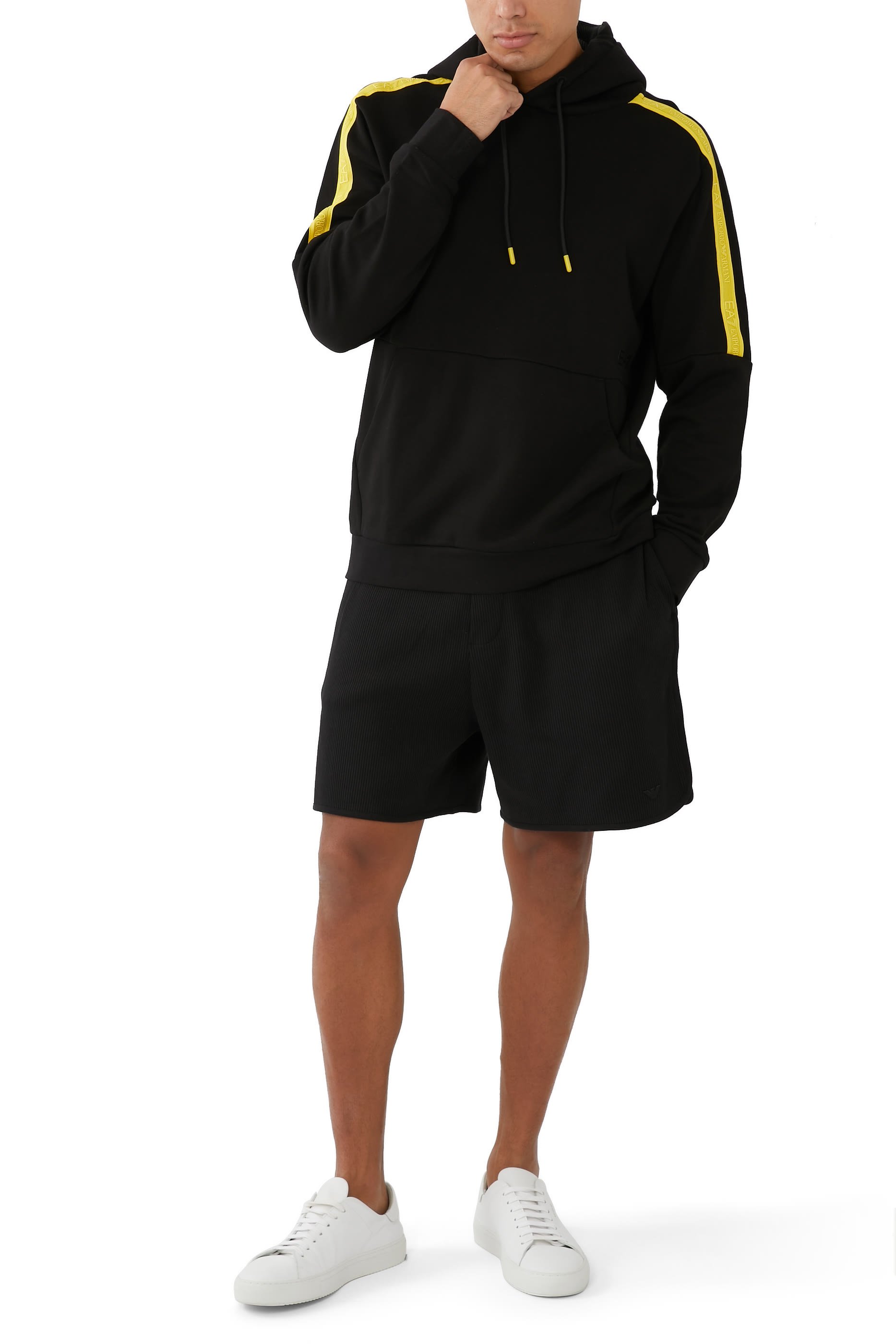 هودي بشريط شعار الماركة