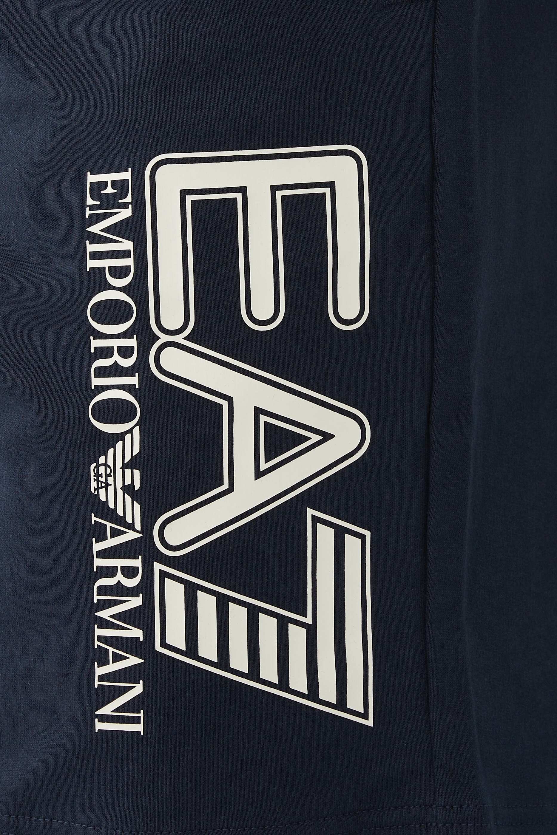 شورت بشعار الماركة