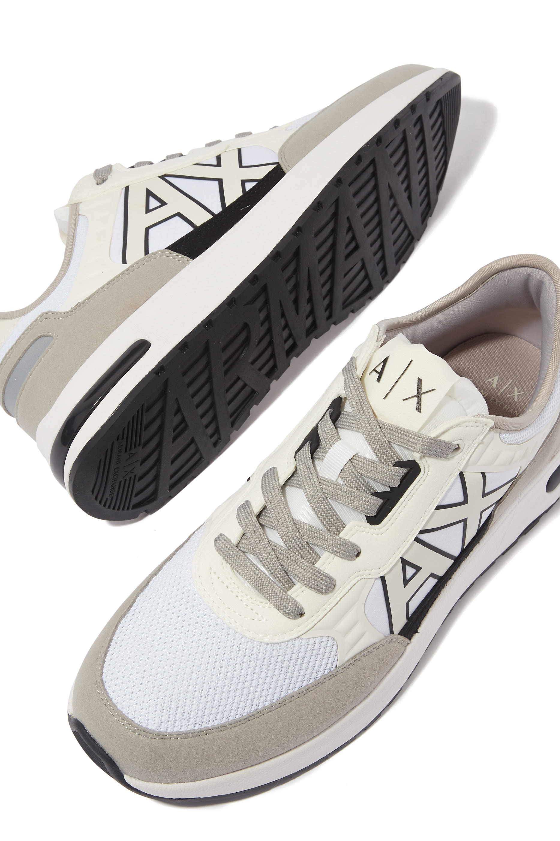 سنيكرز بشعار ثلاثي الأبعاد