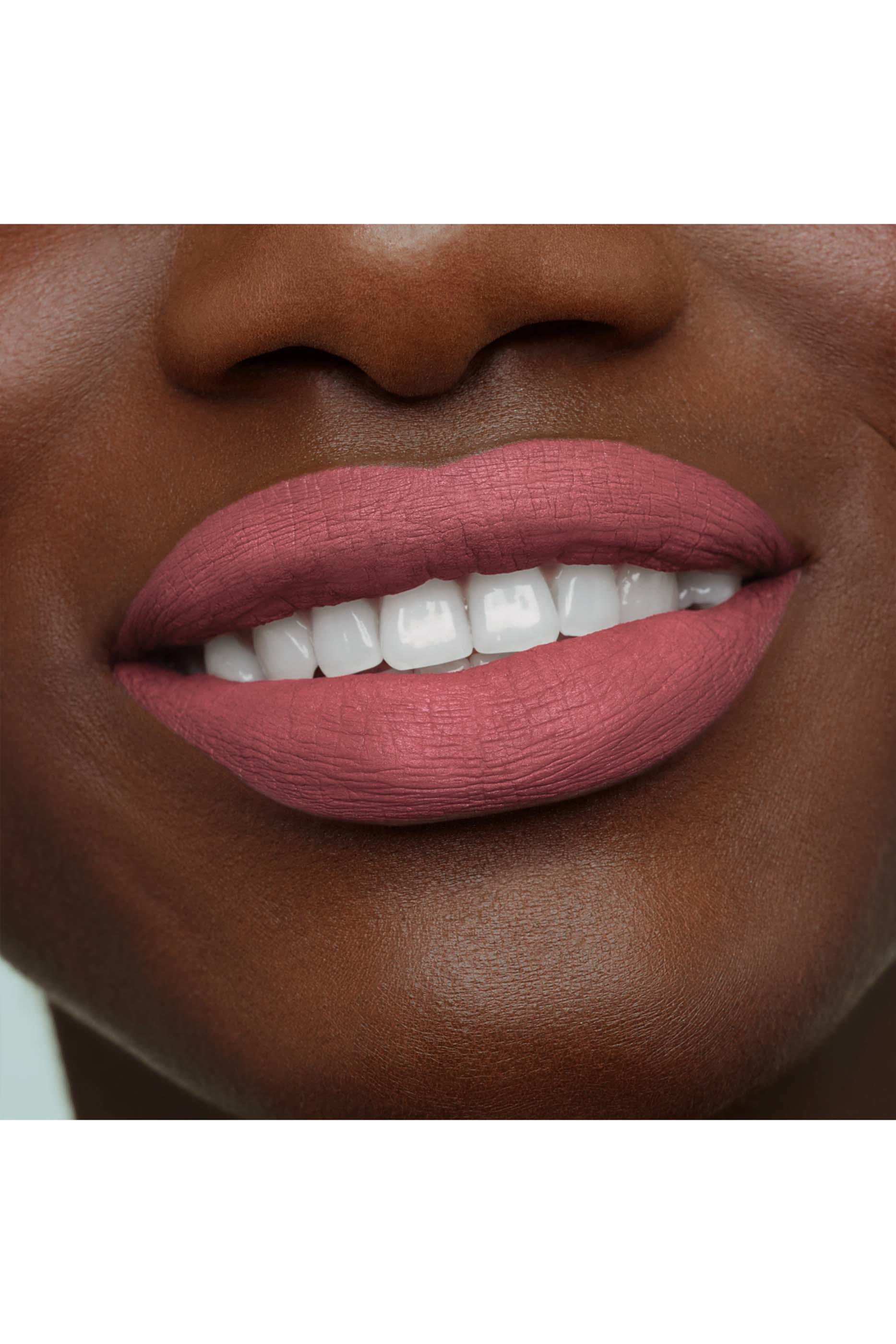 أحمر شفاه يتركيبة سائلة غير لامعة