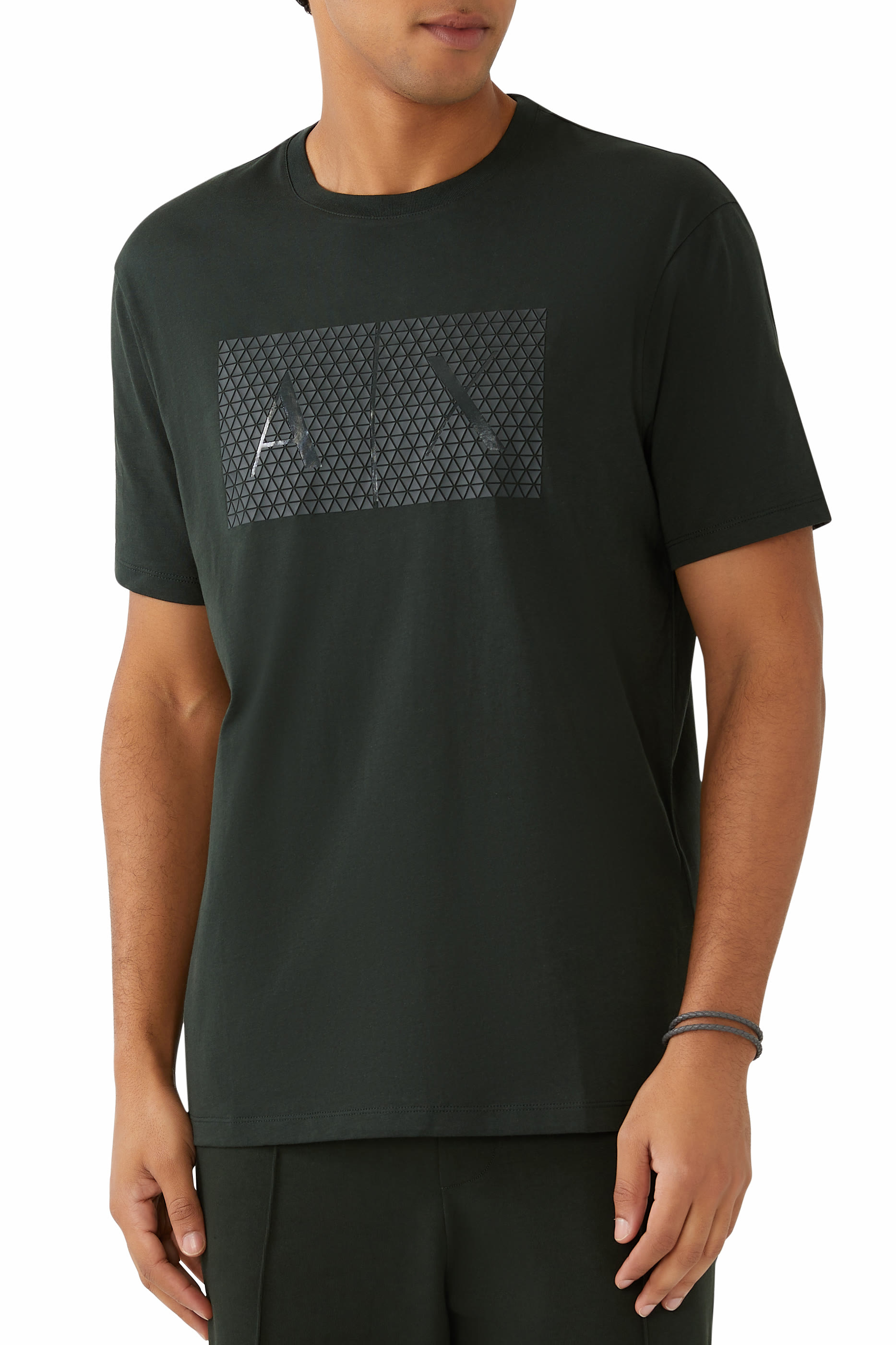 تيشيرت بطبعة شعار الماركة بنقشة مثلثات