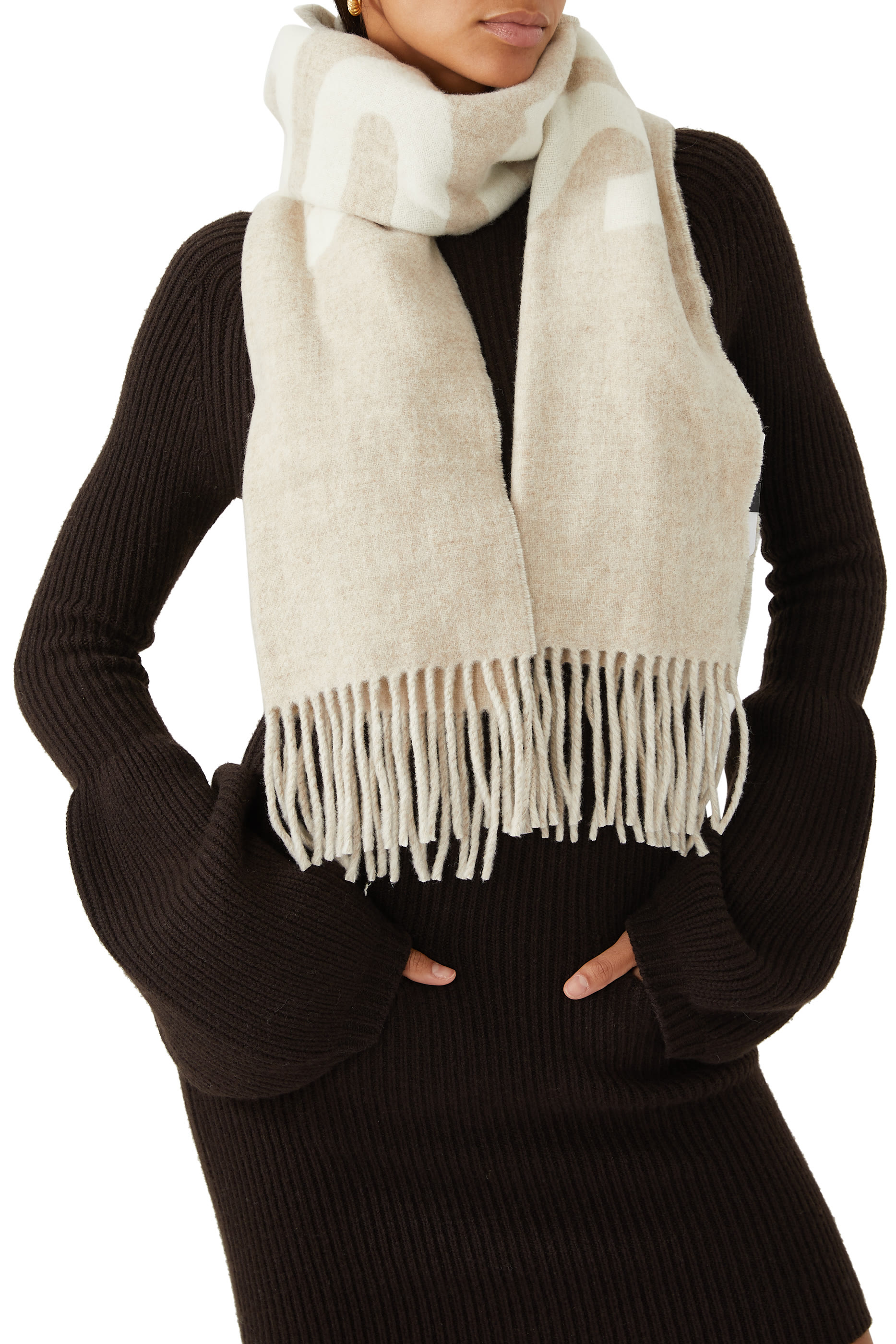 وشاح بشعار الماركة وشرابات