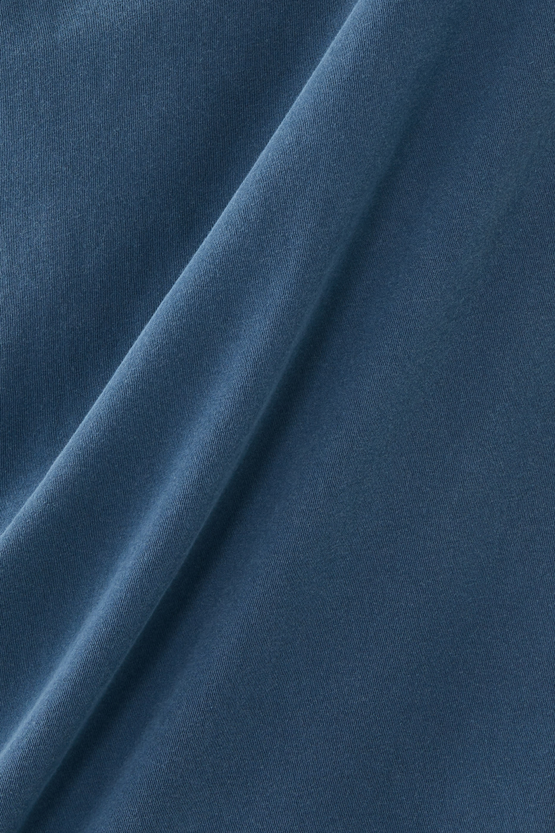 تيشيرت بأكمام قصيرة وياقة ضيقة