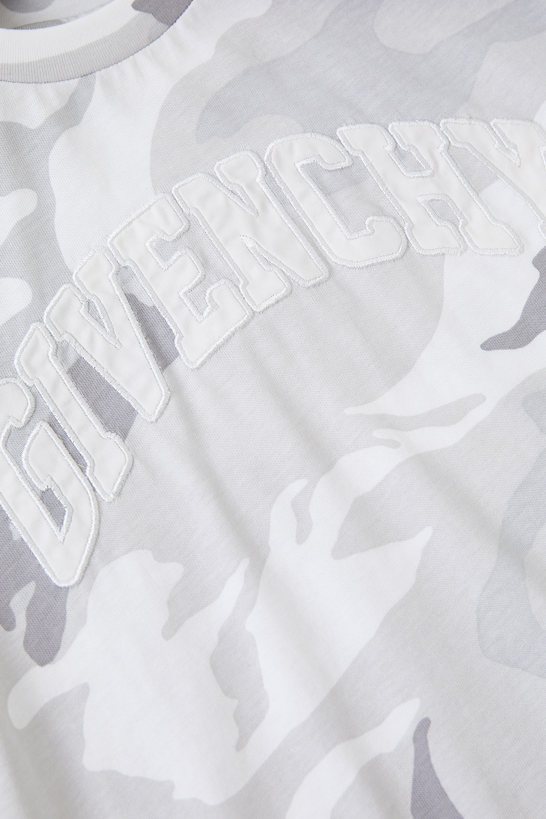 تيشيرت للأطفال بطبعات مموهة وشعار الماركة