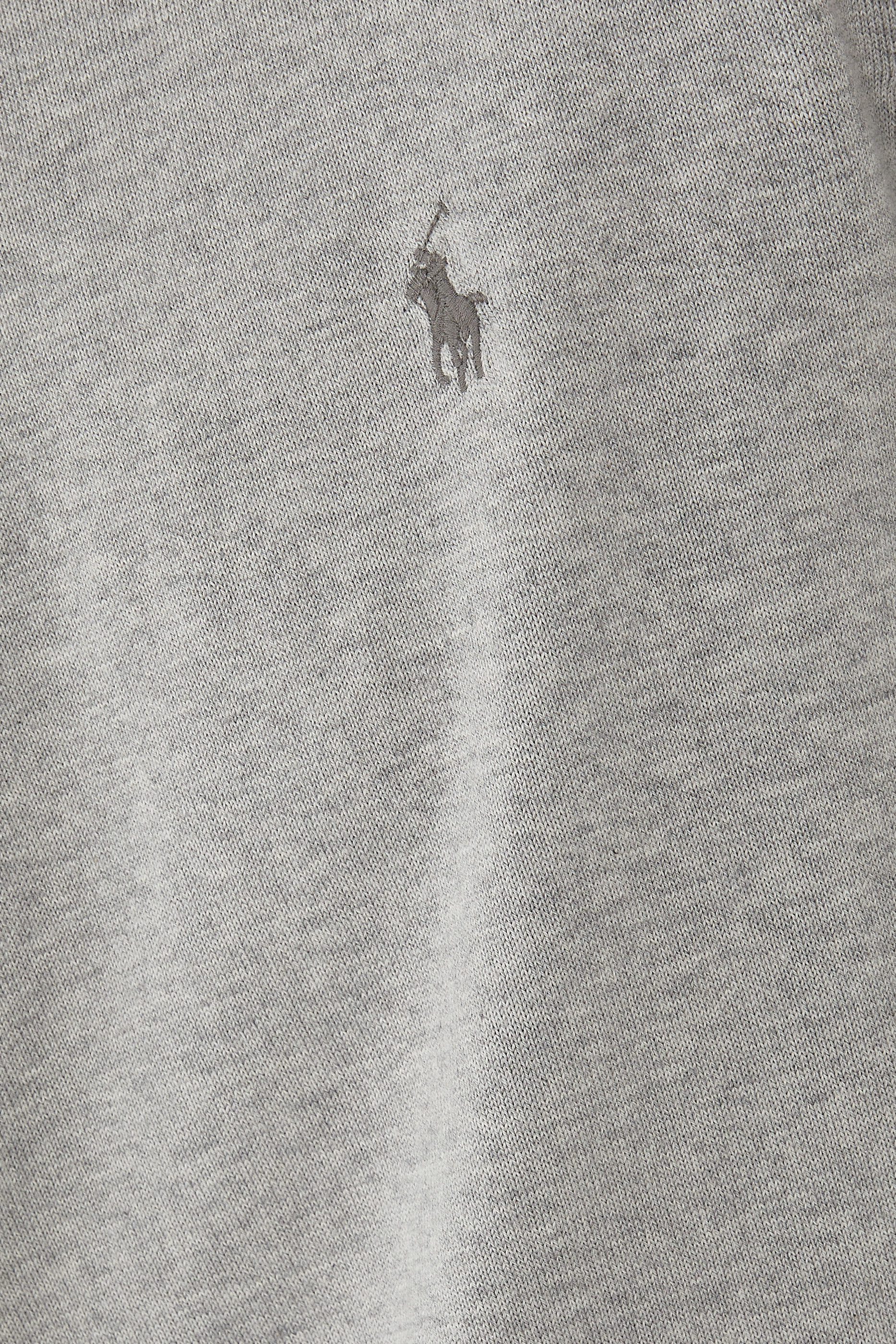 كنزة مطرزة بياقة ضيقة