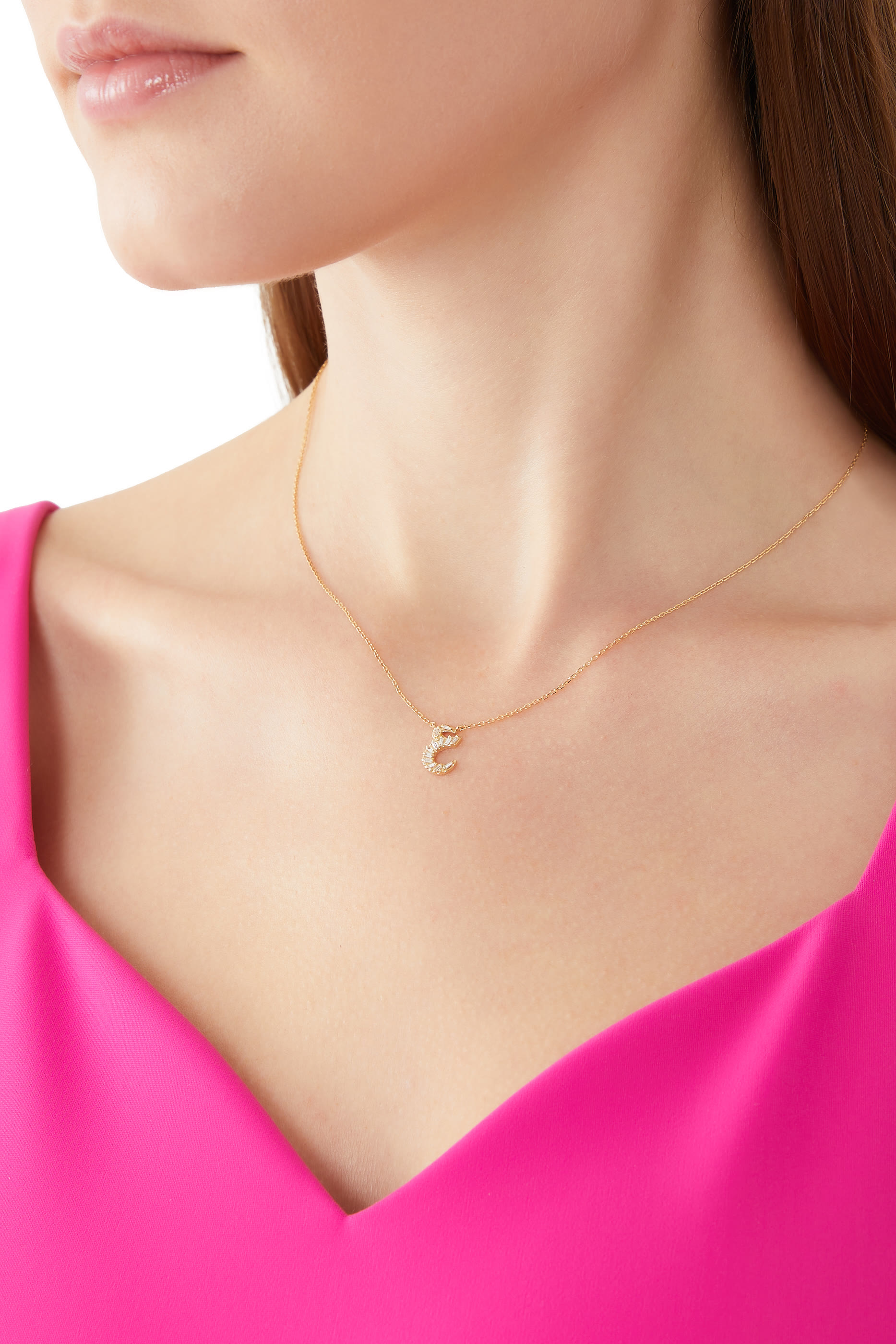 قلادة أولا بدلاية بتصميم حرف ع مرصعة بالماس ذهب أصفر عيار 18