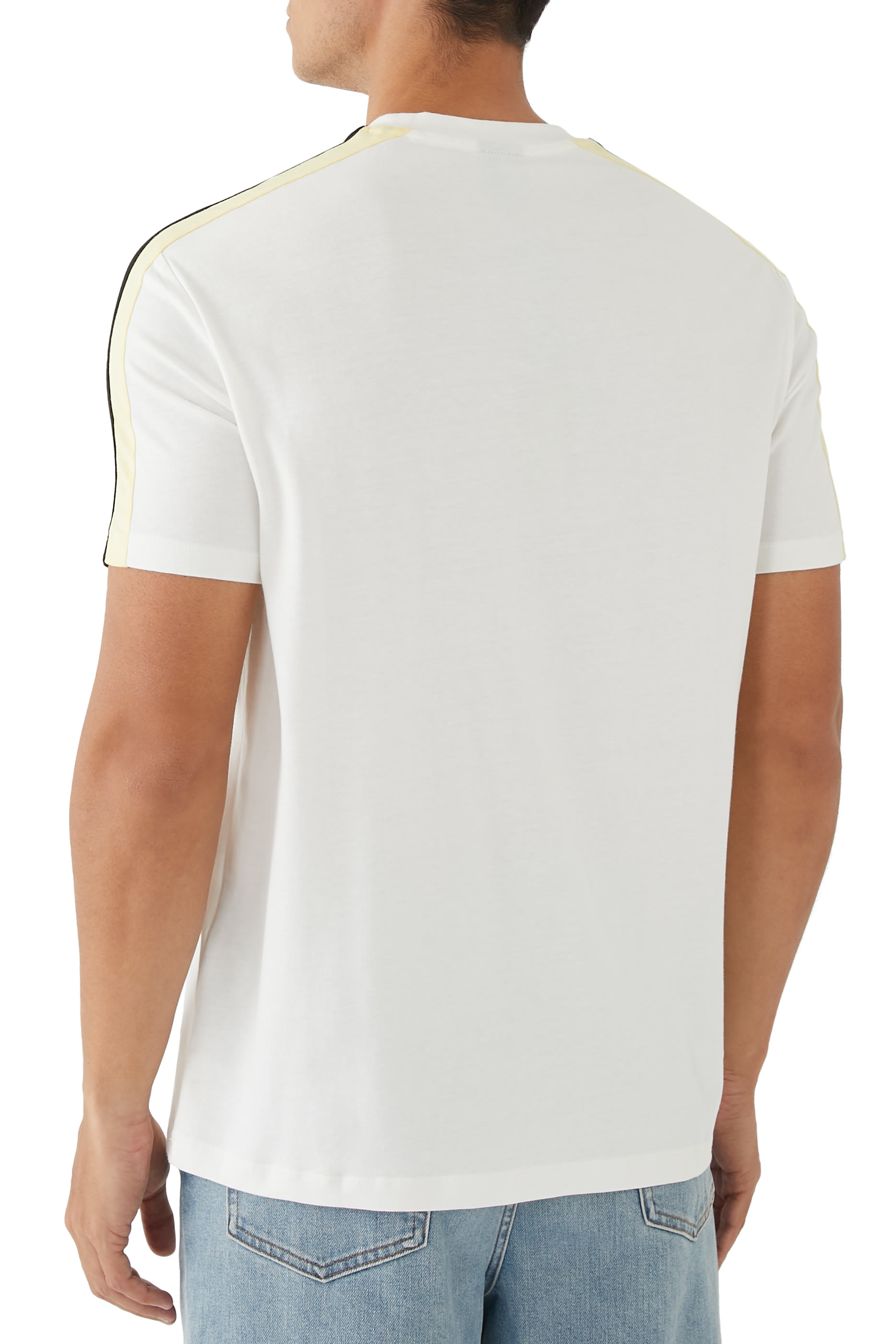 تيشيرت بياقة ضيقة بنقشة شعار الماركة