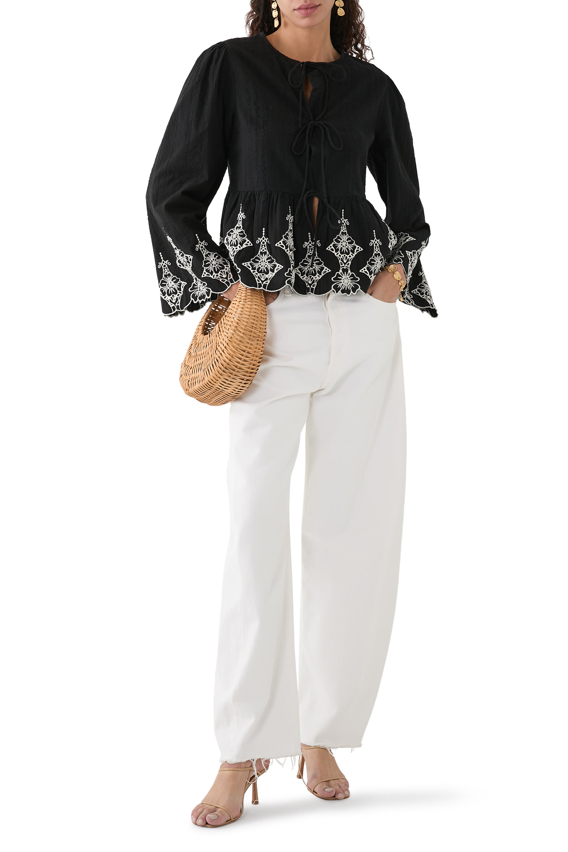 بلوزة بتطريز وربطة في الأمام