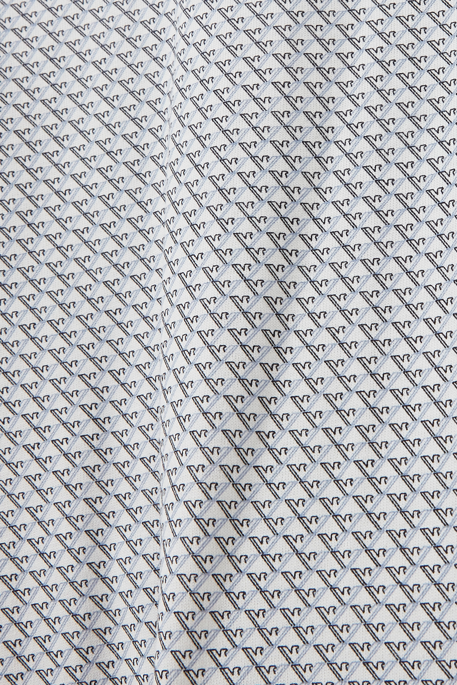 جمبسوت بشعار الماركة ضمن تشكيلة الملابس الأساسية