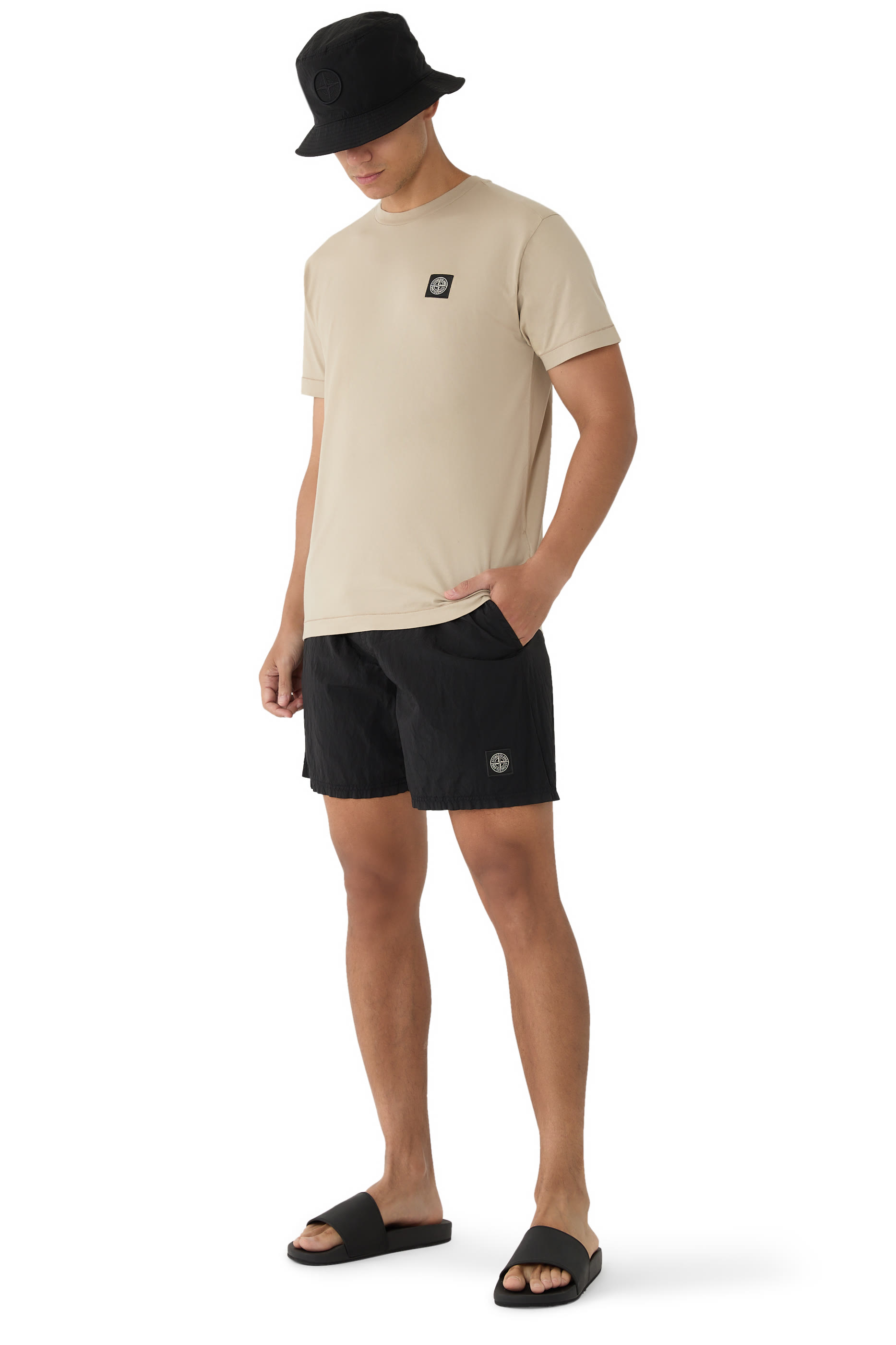 تيشيرت بقصة ضيقة ورقعة شعار الماركة