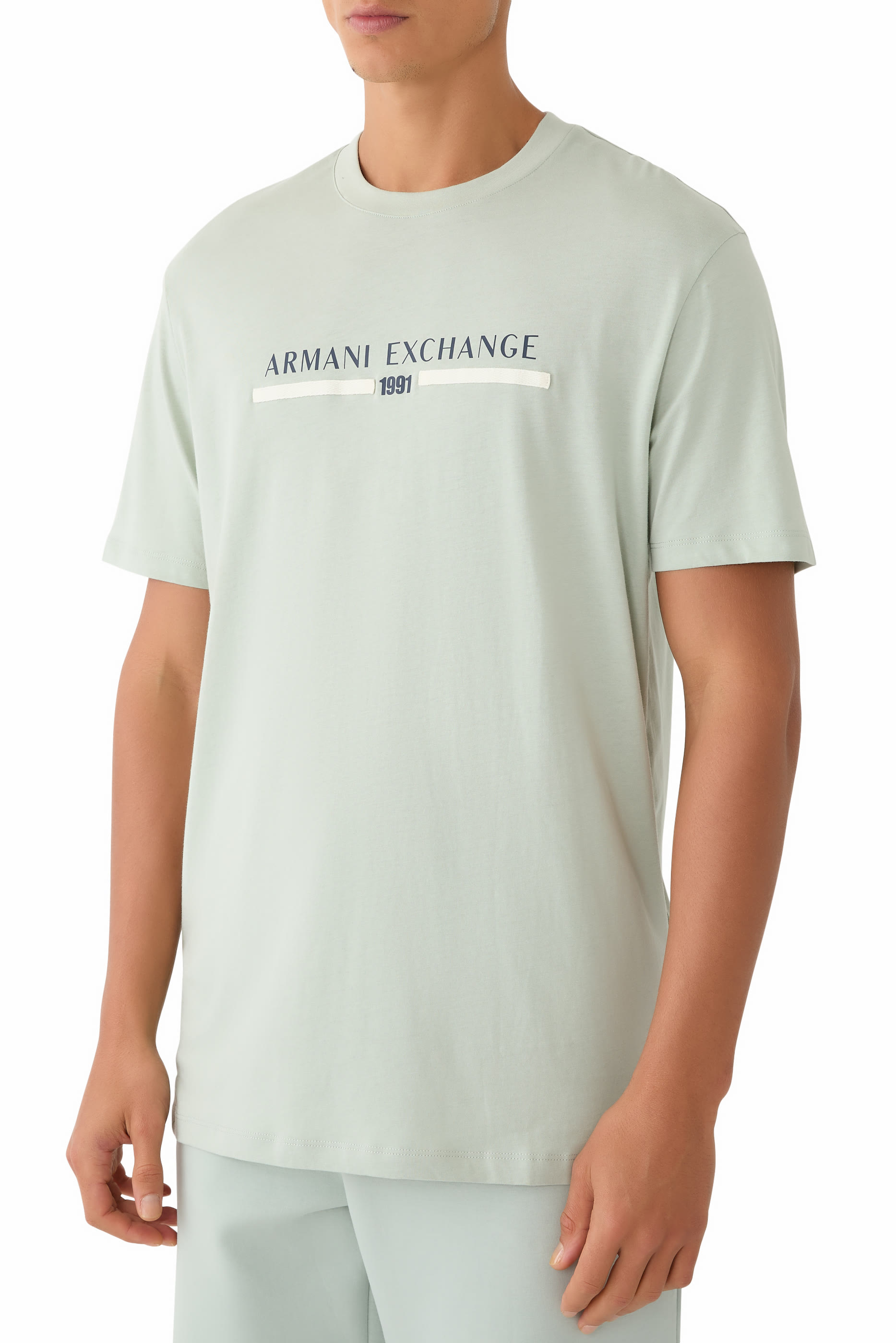 تيشيرت بأكمام قصيرة وشعار الماركة